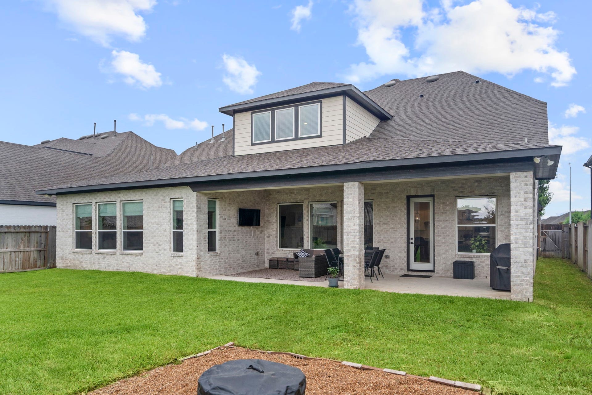 1806 Sienna Grove Drive, Missouri City, TX 77459 Large backyard with a fire pit!