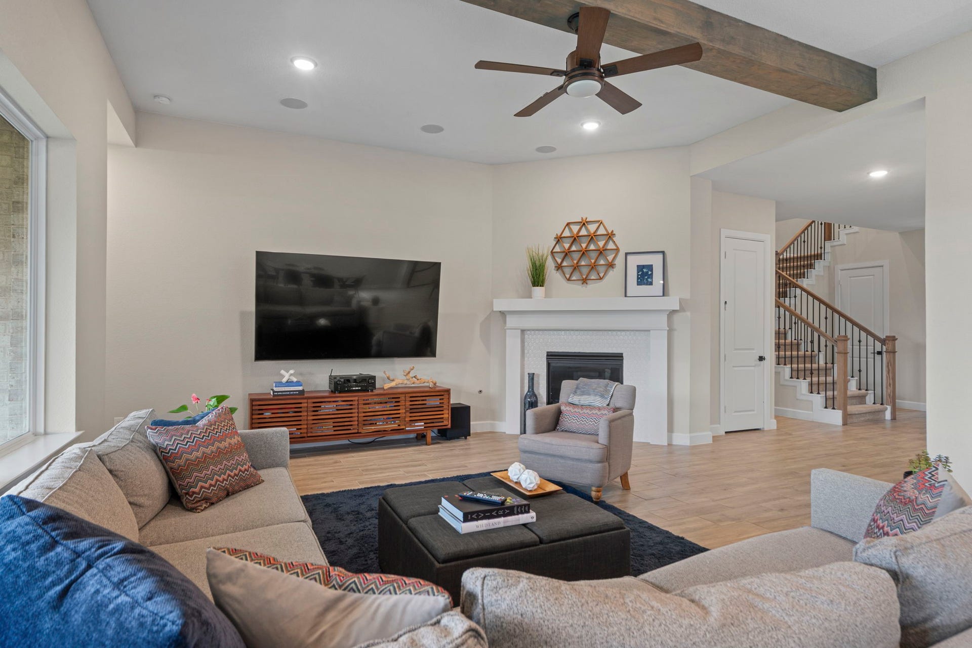 1806 Sienna Grove Drive, Missouri City, TX 77459 Living room flows seamlessly off the kitchen and dining room for an open concept -perfect for entertaining!