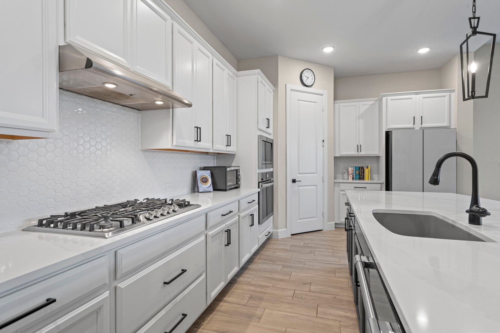1806 Sienna Grove Drive, Missouri City, TX 77459 Spacious kitchen featuring all stainless steel appliances.