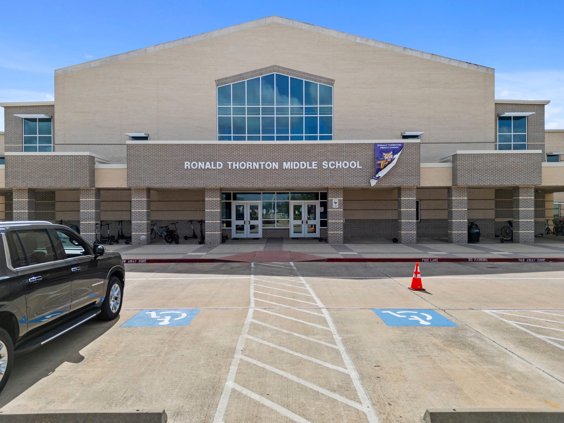 1806 Sienna Grove Drive, Missouri City, TX 77459 Walking distance to Middle School Ronald Thornton.
