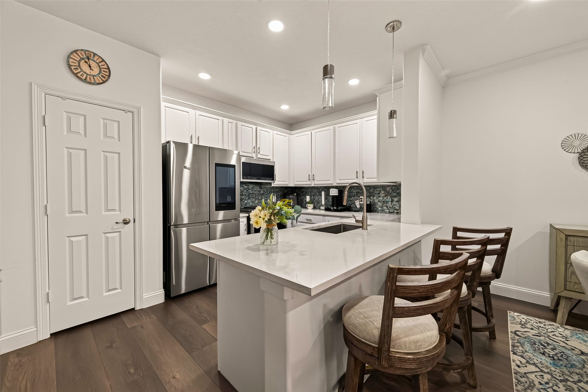 2865 Westhollow Drive, #43, Houston, TX 77082 A chefs dream! Generous island seating, pristine countertops, and modern culinary style