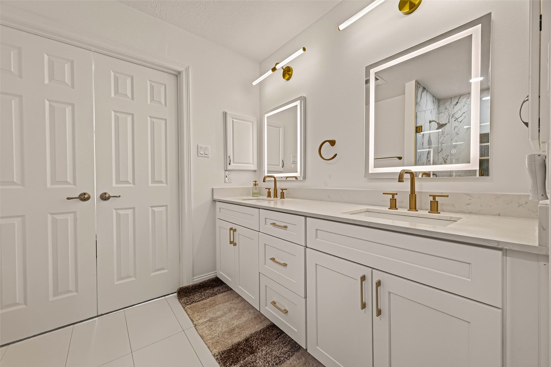 2865 Westhollow Drive, #43, Houston, TX 77082 Double sinks, crisp white cabinetry, and bright lighting make morning routines an absolute pleasure.