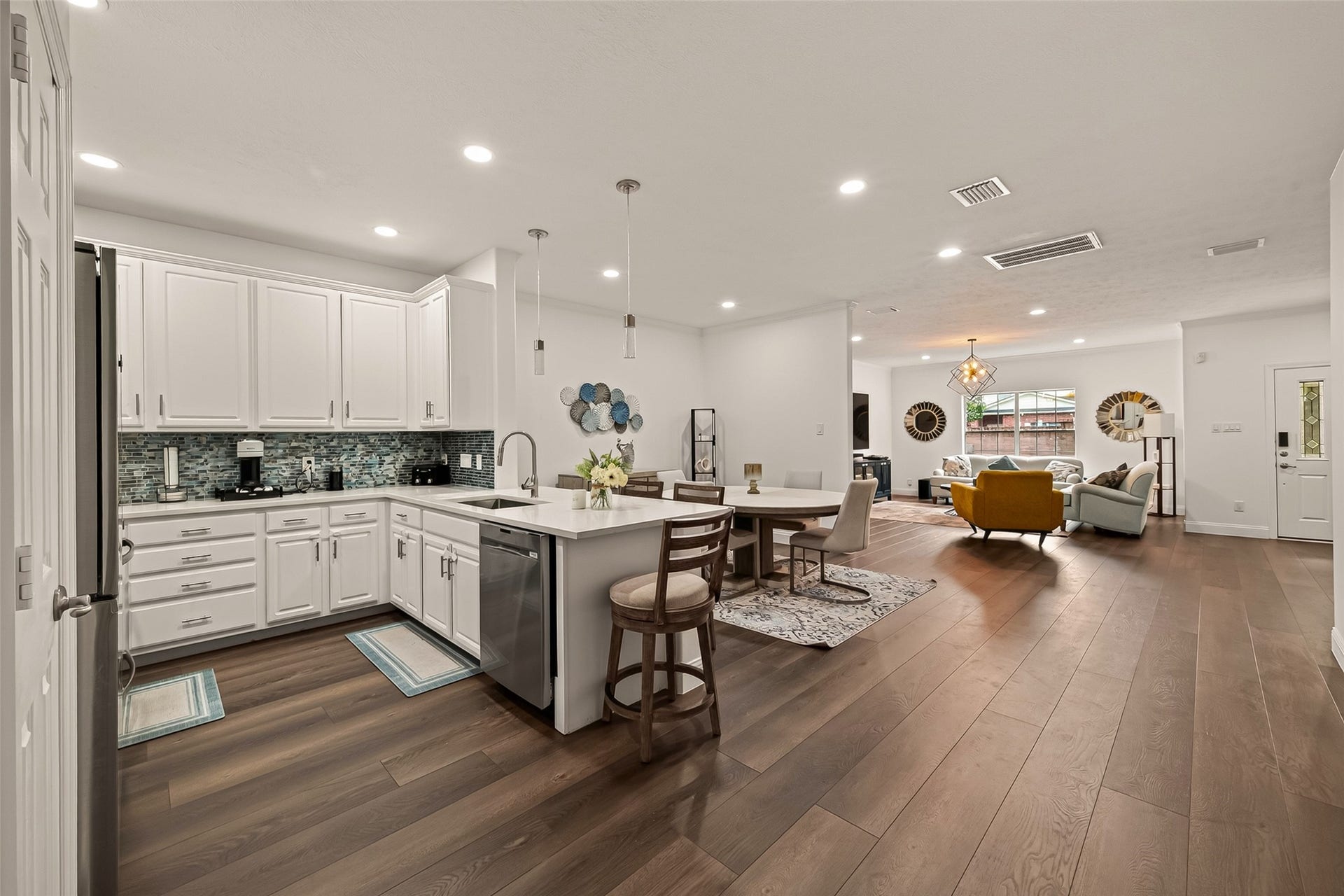 2865 Westhollow Drive, #43, Houston, TX 77082 Never miss a moment, cook your favorite meals while staying connected with guests in the living area.
