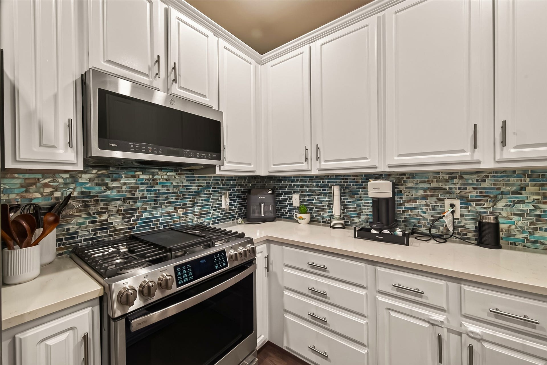 2865 Westhollow Drive, #43, Houston, TX 77082 Gourmet functionality meets pristine style in this fully equipped culinary haven.