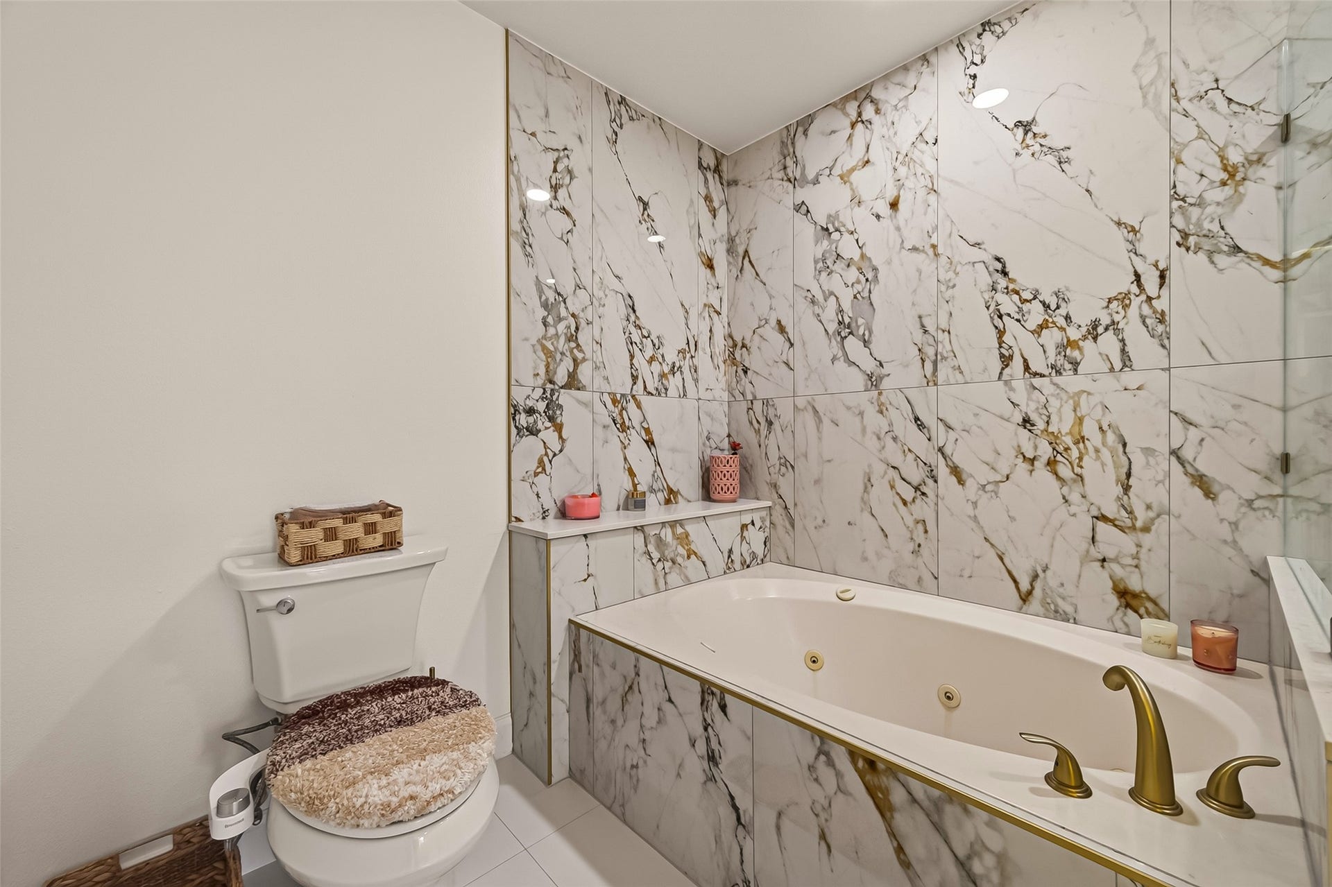 2865 Westhollow Drive, #43, Houston, TX 77082 Soak away the stress, a deep, luxurious tub built for long, relaxing baths after a busy day.