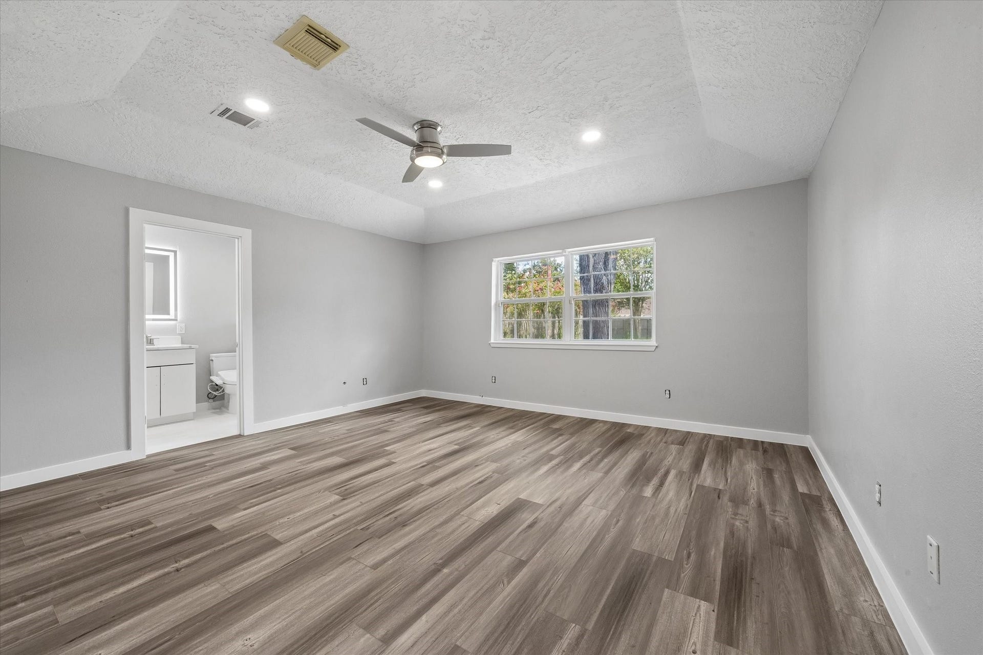 608 Tanglewood Drive, Friendswood, TX 77546 Primary bedroom