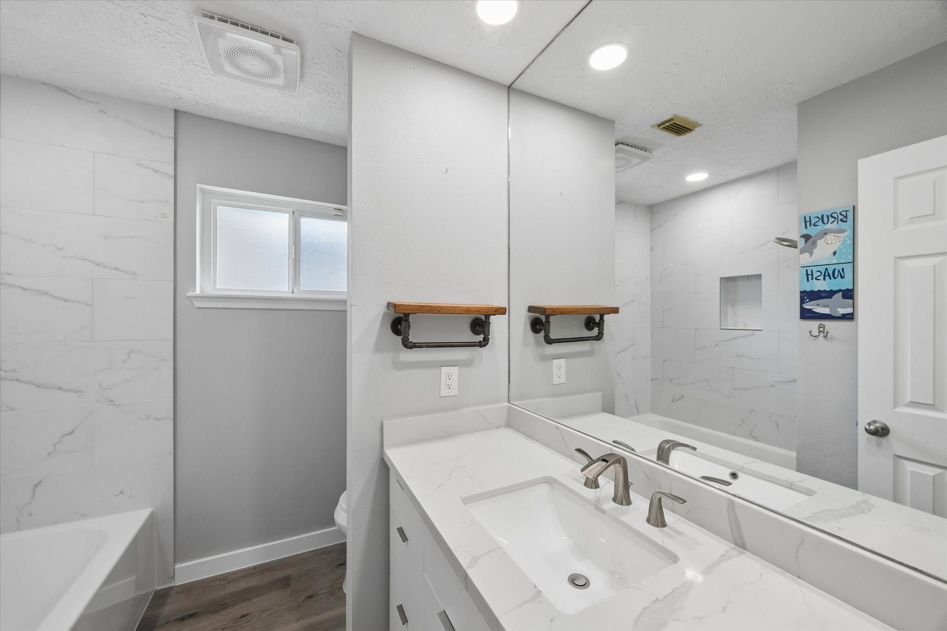 608 Tanglewood Drive, Friendswood, TX 77546 secondary bathroom