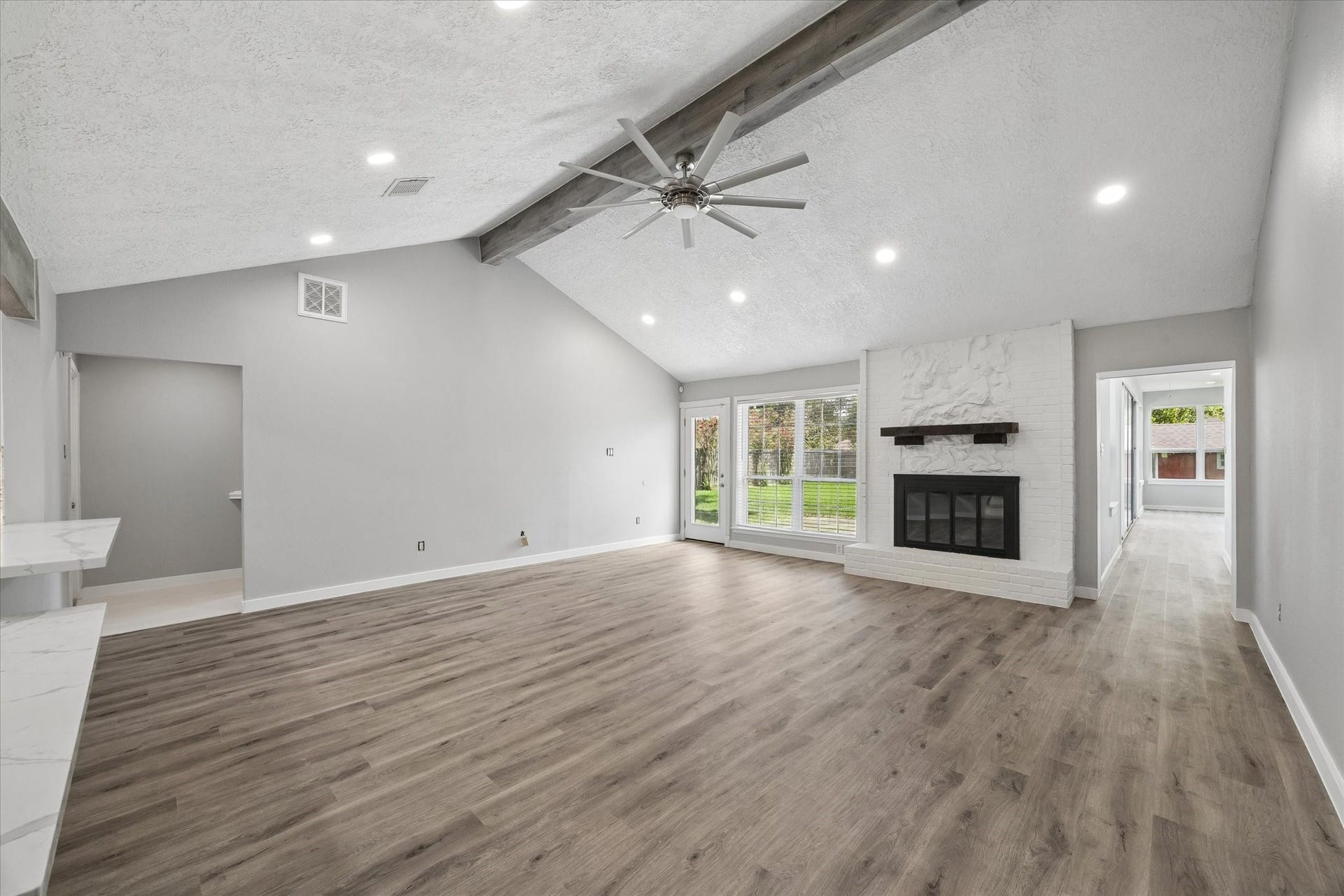 608 Tanglewood Drive, Friendswood, TX 77546 Living room