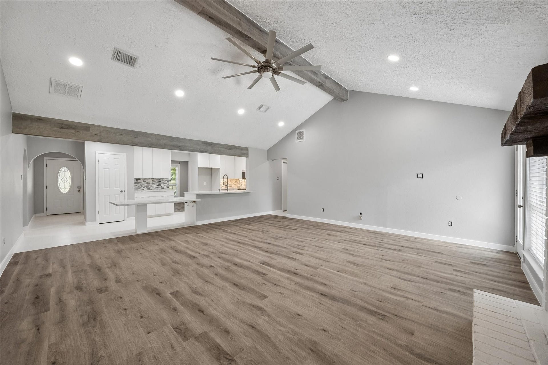 608 Tanglewood Drive, Friendswood, TX 77546 Living room looking into kitchen