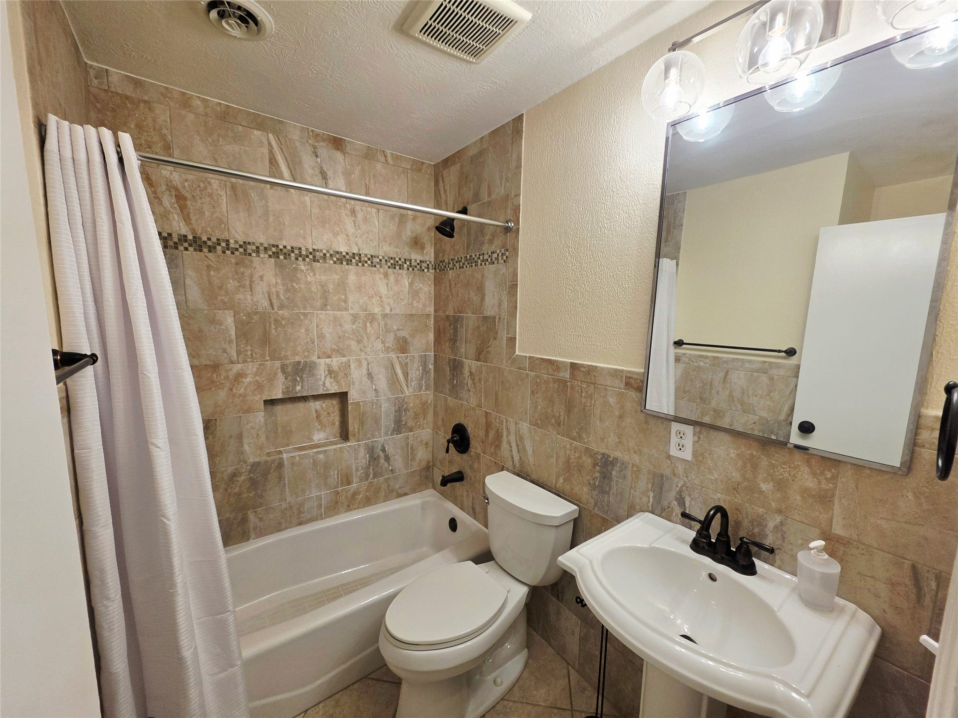 903 Beechgrove Drive, Webster, TX 77058 Hall Bathroom
