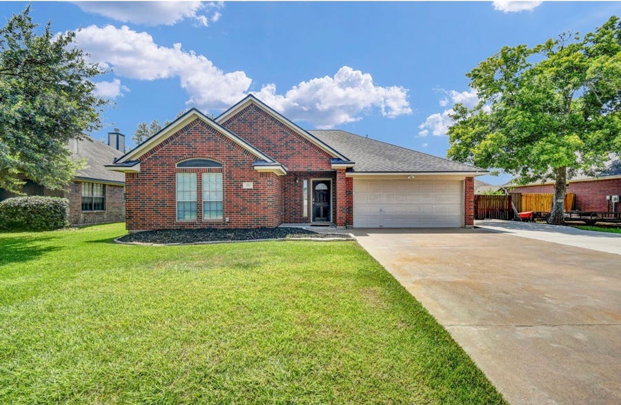 Property photo for 218 Lexington Avenue, Clute, TX