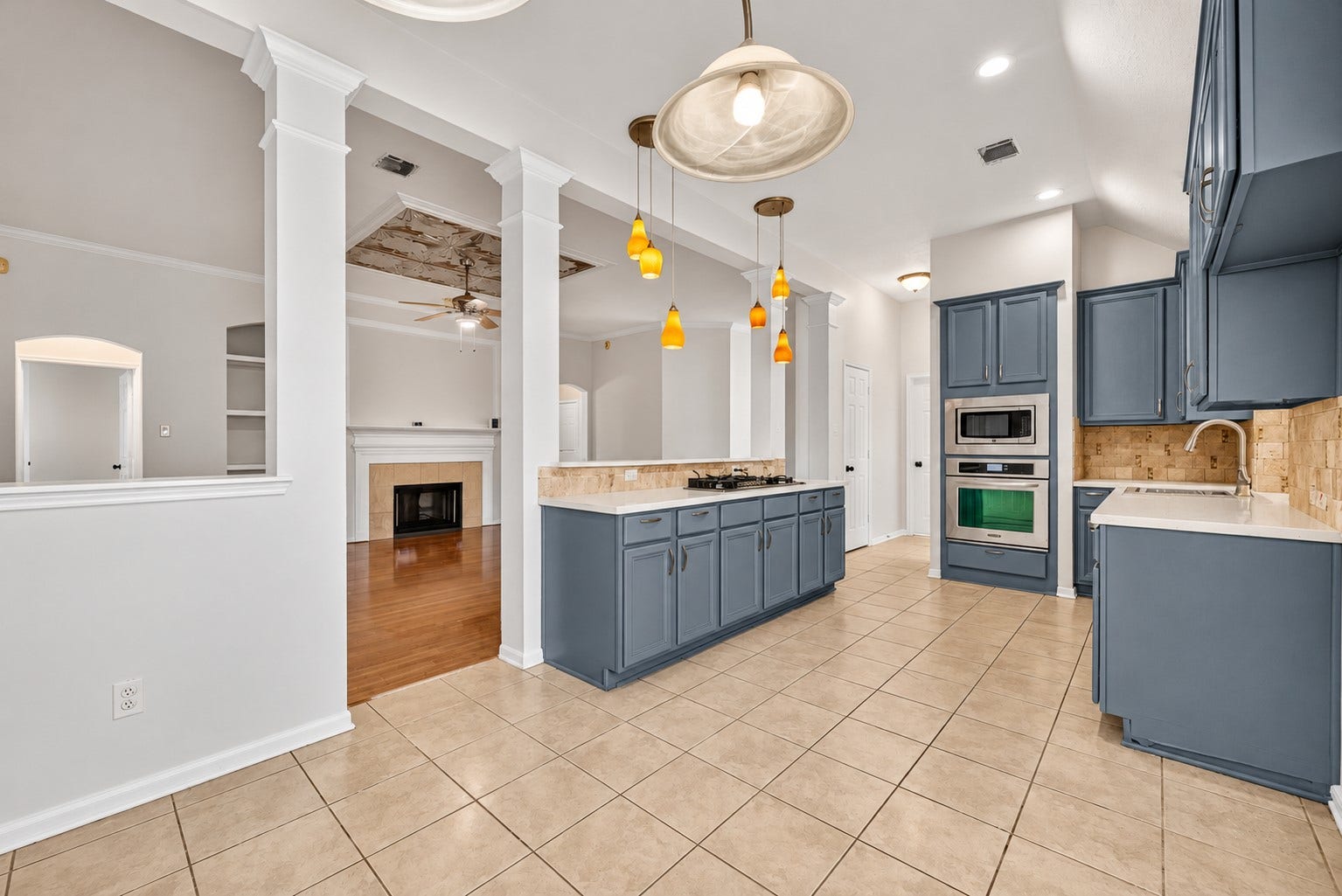 12214 Aspen Lane, Stafford, TX 77477 Kitchen overlooks Living room
