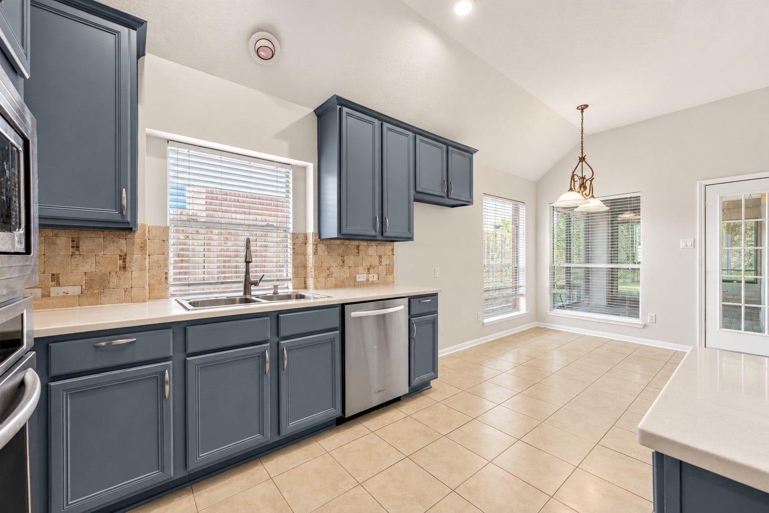12214 Aspen Lane, Stafford, TX 77477 Expansive kitchen