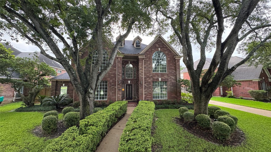 Property photo for 502 Lake Bend Drive, Sugar Land, TX