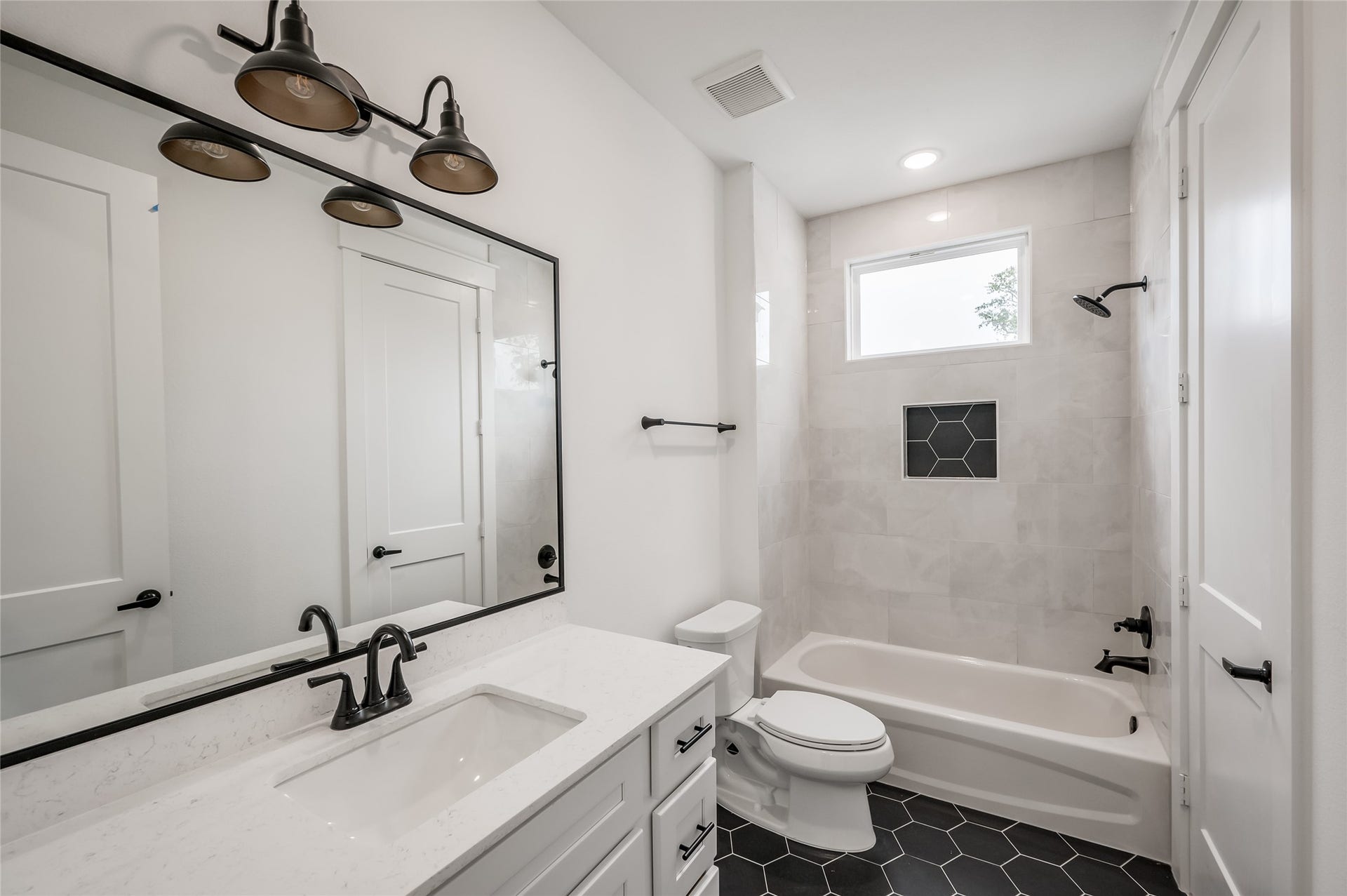 4605 Terry Street, Houston, TX 77009 The secondary bath, with its tub and shower combo, is ready for busy mornings
