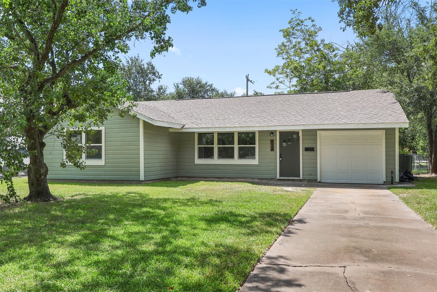 Property photo for 715 20th Avenue N, Texas City, TX