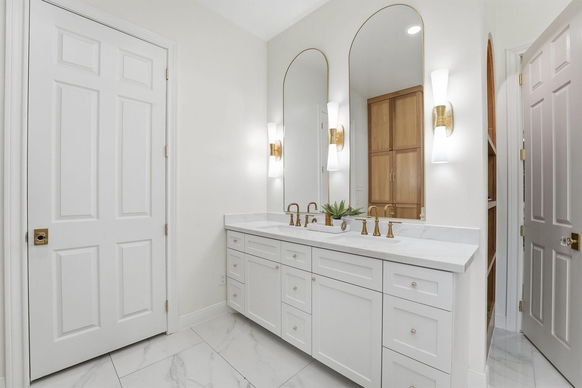 23210 Willowcreek Stables Road, Spring, TX 77389 Double vanity in the en suite.