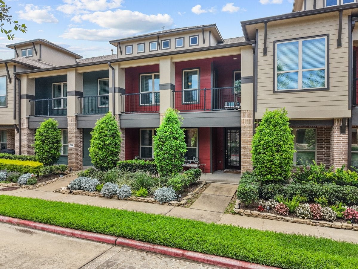 416 Via Regatta Drive, Webster, TX 77598 Stunning, impeccably maintained 3-story modern townhome tucked away on a quiet cul-de-sac in the highly sought-after Edgewater community!