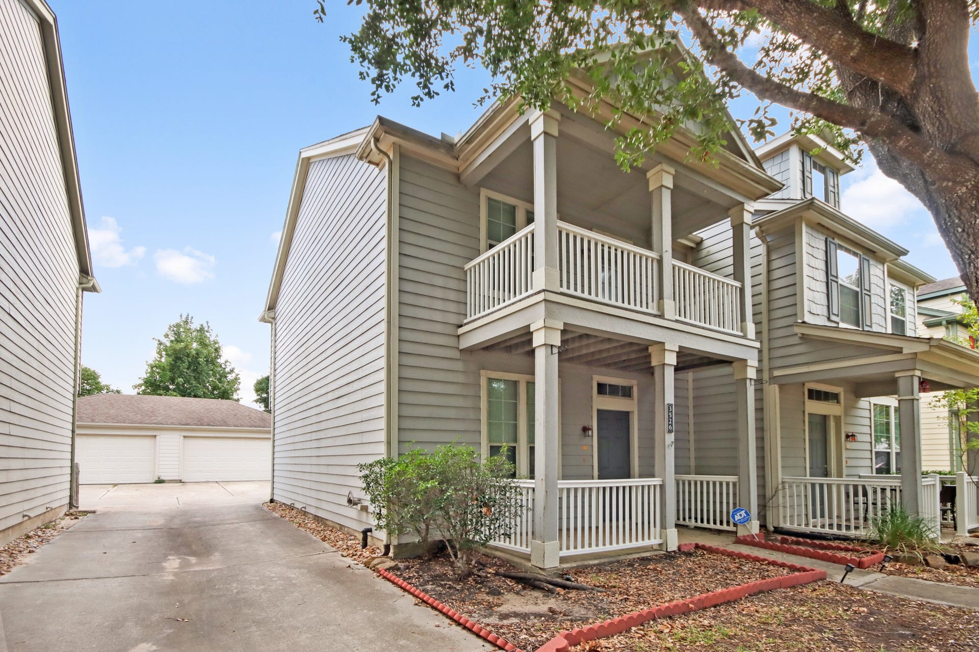 The Seth Brothers Team welcomes you to 3526 Glenmore Meadow Dr!