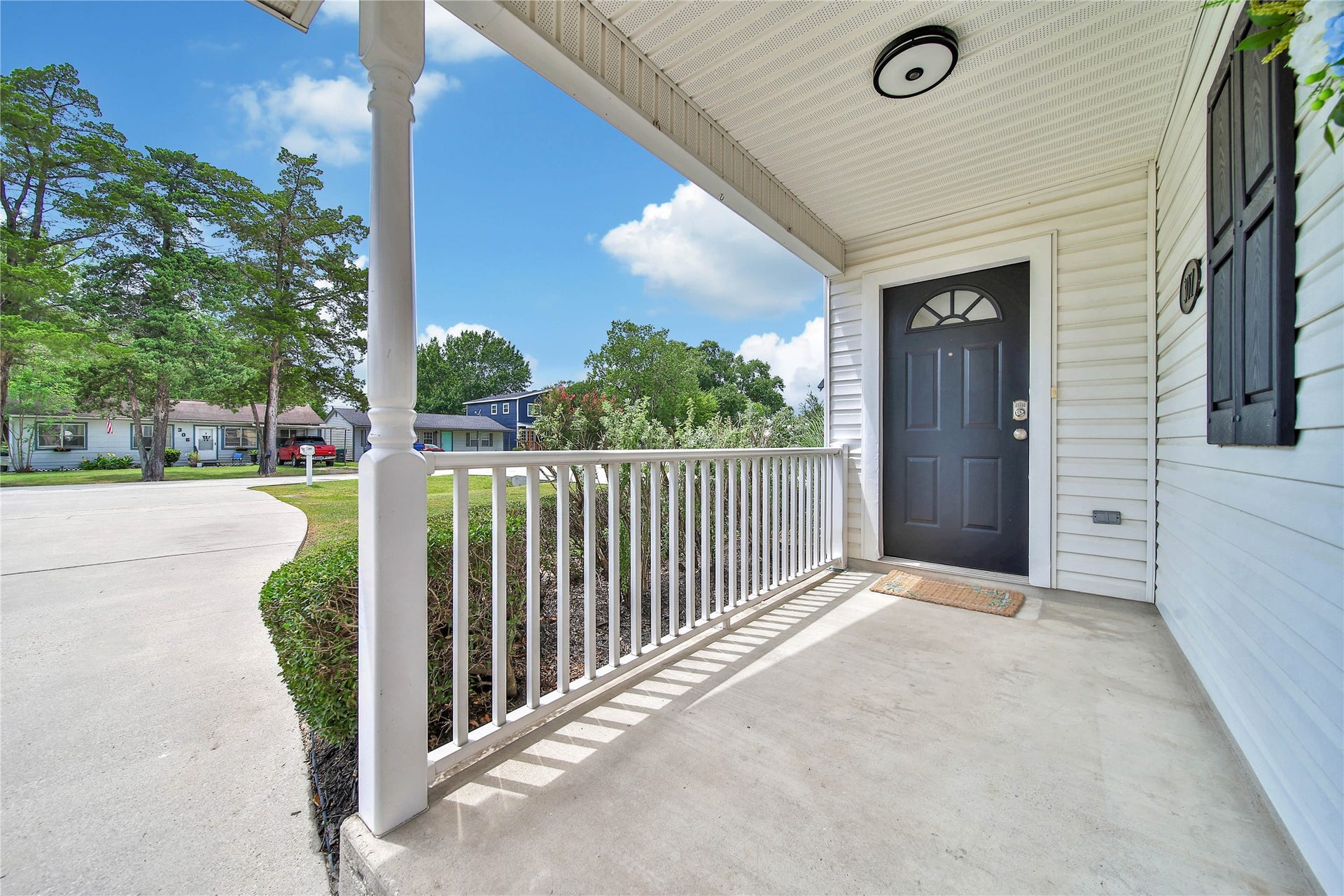 307 Lawrence Street, Tomball, TX 77375 Welcoming Entry...
Don't you just love this front porch!