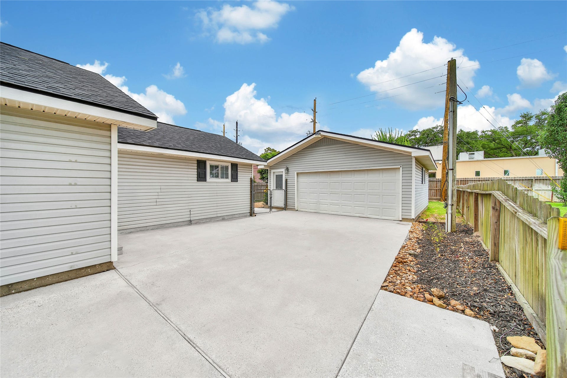 307 Lawrence Street, Tomball, TX 77375 And don't forget about the oversized 2 car garage!! A feature that many Tomball lease properties do not have!