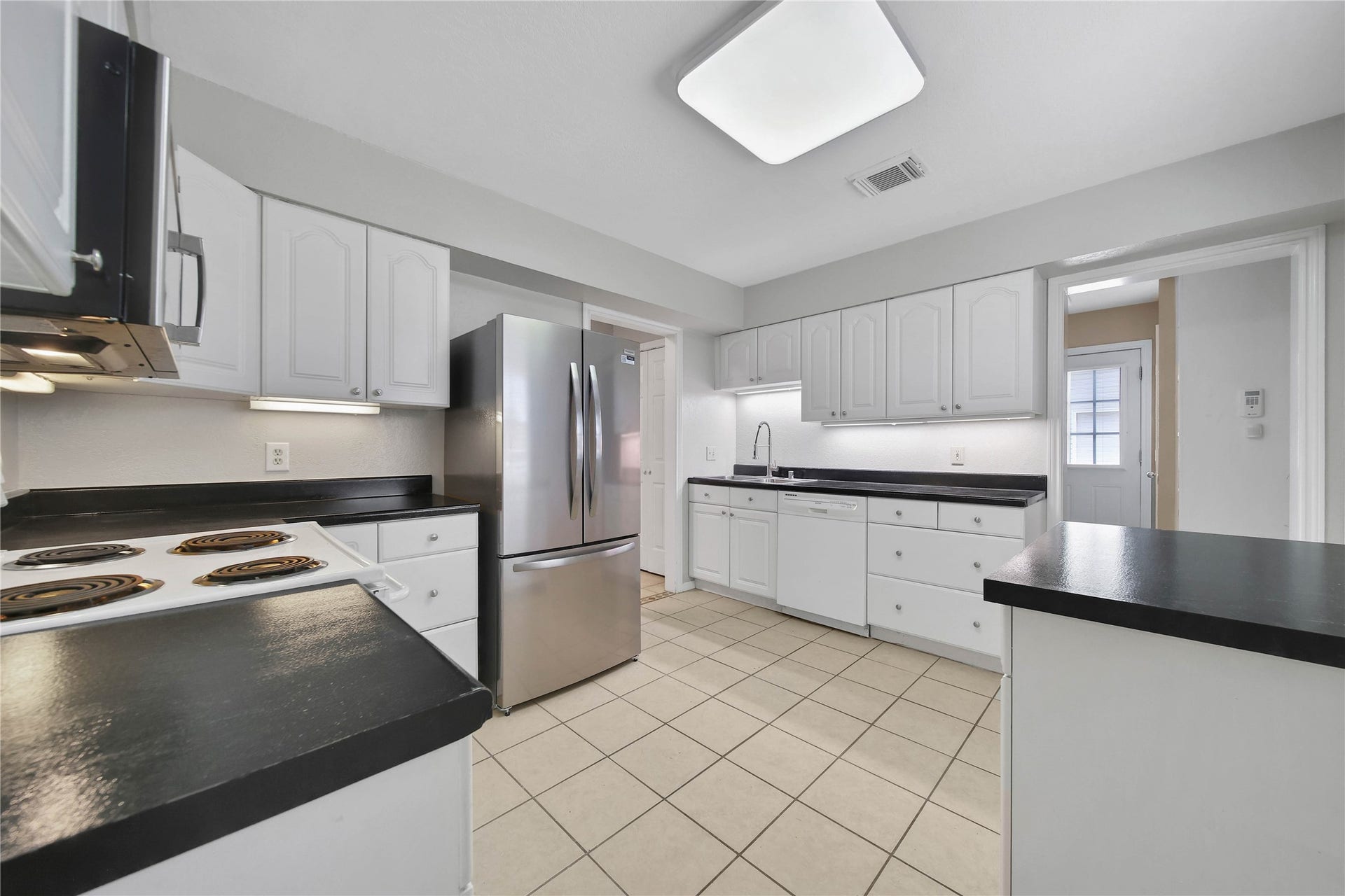 307 Lawrence Street, Tomball, TX 77375 Brand new stainless refrigerator was just installed!
