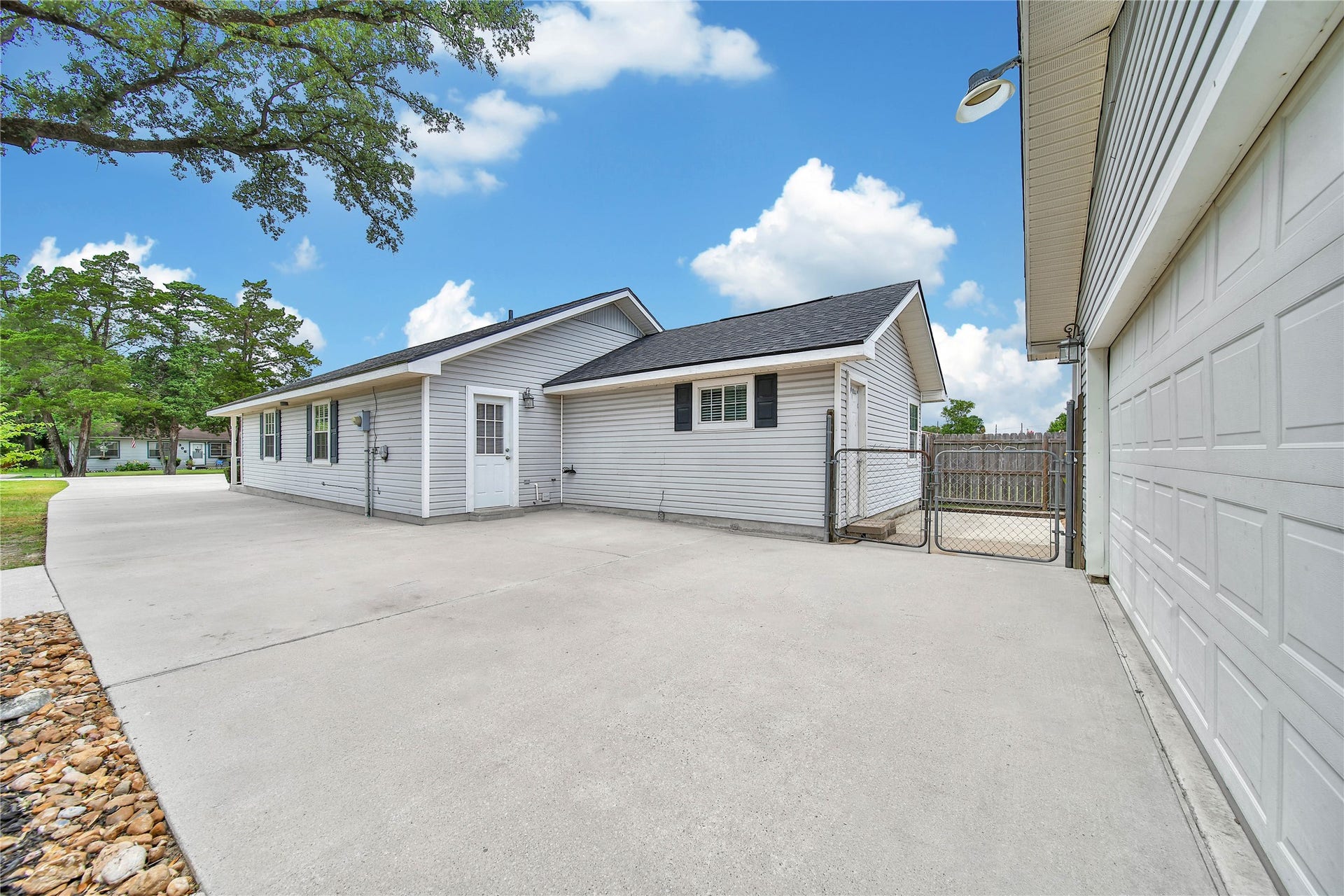 307 Lawrence Street, Tomball, TX 77375 Great area for play or projects!