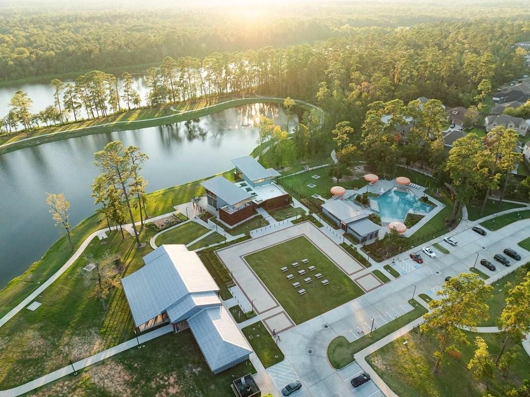 1147 Beals Creek Street, Conroe, TX 77304 Residents enjoy exclusive access to The Lake House, a spectacular 13-acre lakeside amenity center featuring a resort-style pool, state-of-the-art fitness center, event lawn, covered pavilion, dog parks, and scenic patios overlooking Grand Lake. Spend your weekends kayaking, casting a line for catch-and-release fishing, exploring more than 10 miles of wooded trails, or simply relaxing while taking in the natural beauty that makes Grand Central Park one of Conroe's premier master-planned communities.