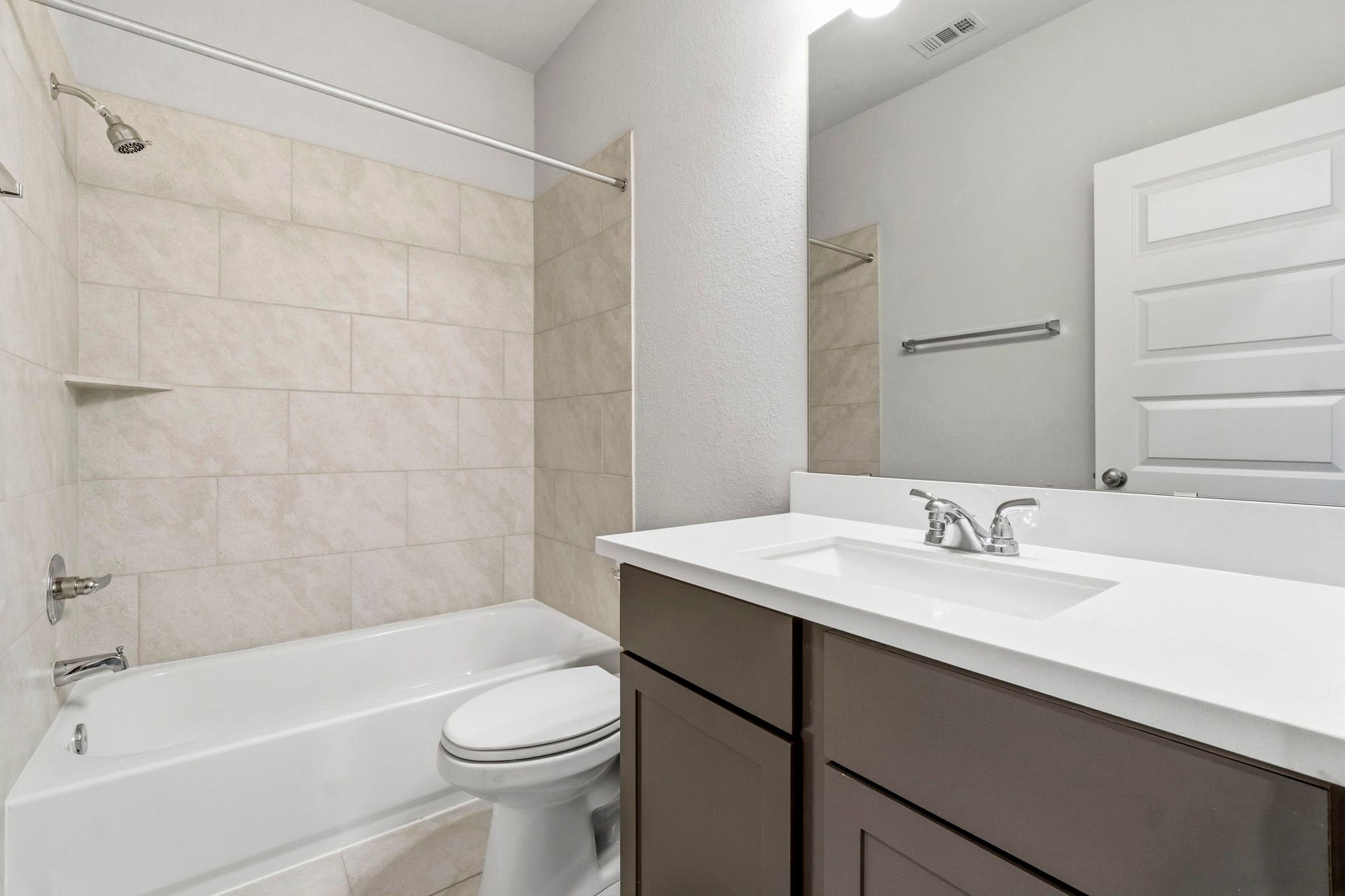 1147 Beals Creek Street, Conroe, TX 77304 The guest ensuite bath features a convenient tub and shower combination.