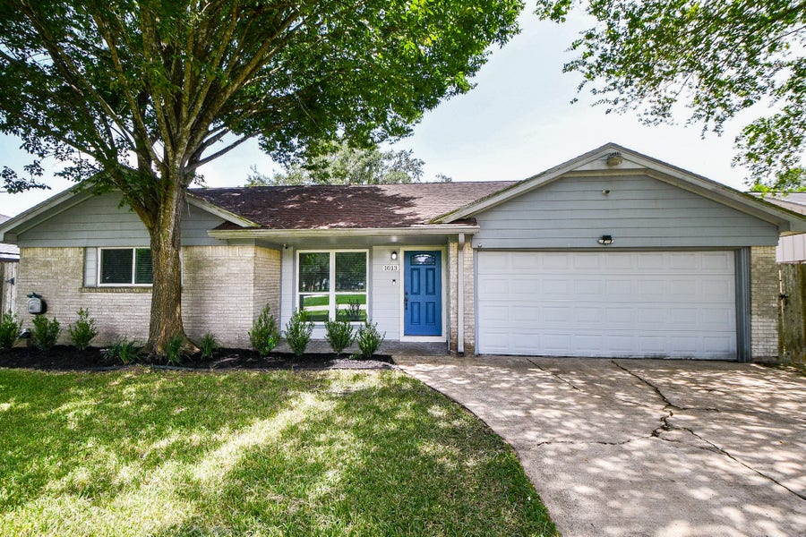 Property photo for 1013 W Sidnor Street, Alvin, TX