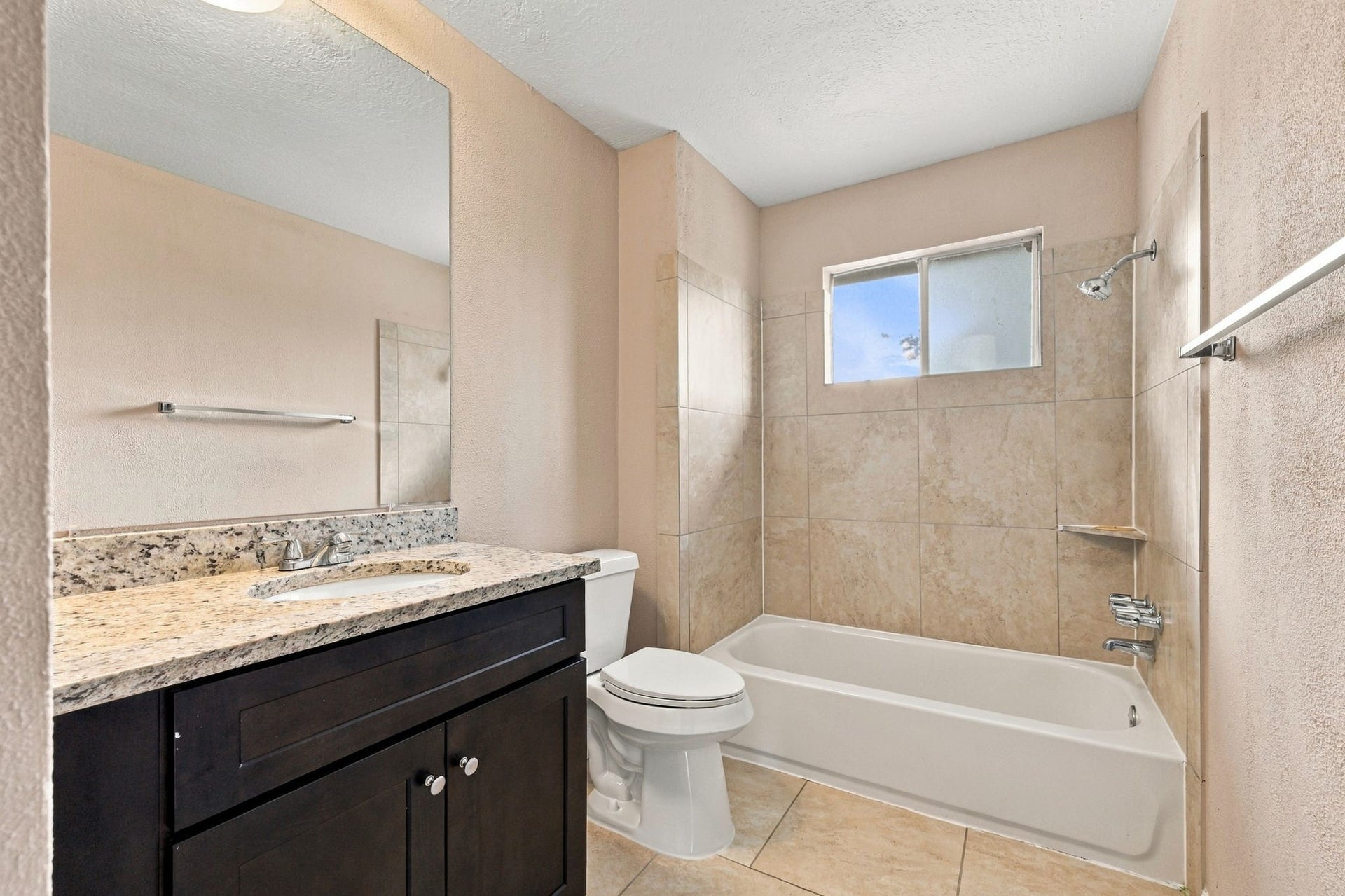 7726 Chaseview Drive, Houston, TX 77489 Shared bath upstairs