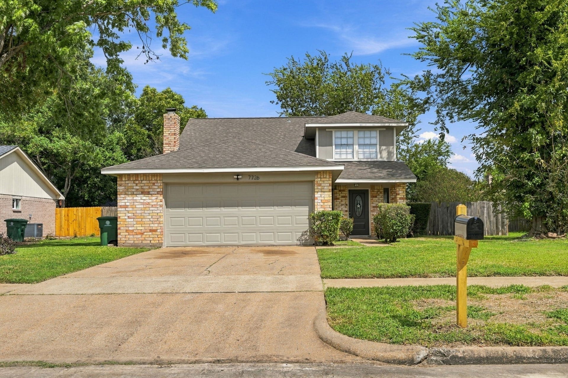 7726 Chaseview Drive, Houston, TX 77489 Double driveway