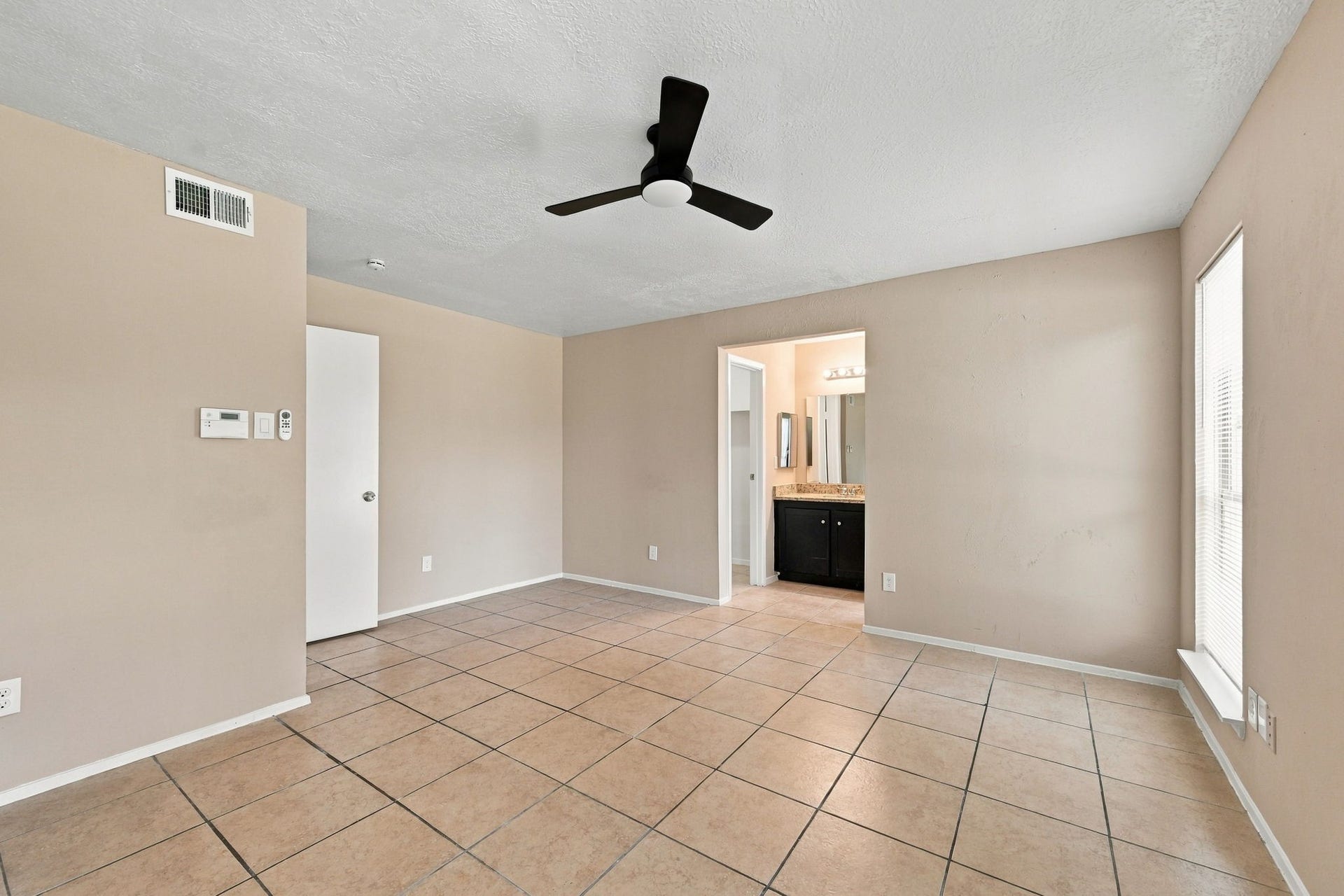 7726 Chaseview Drive, Houston, TX 77489 Primary bedroom on 1st floor