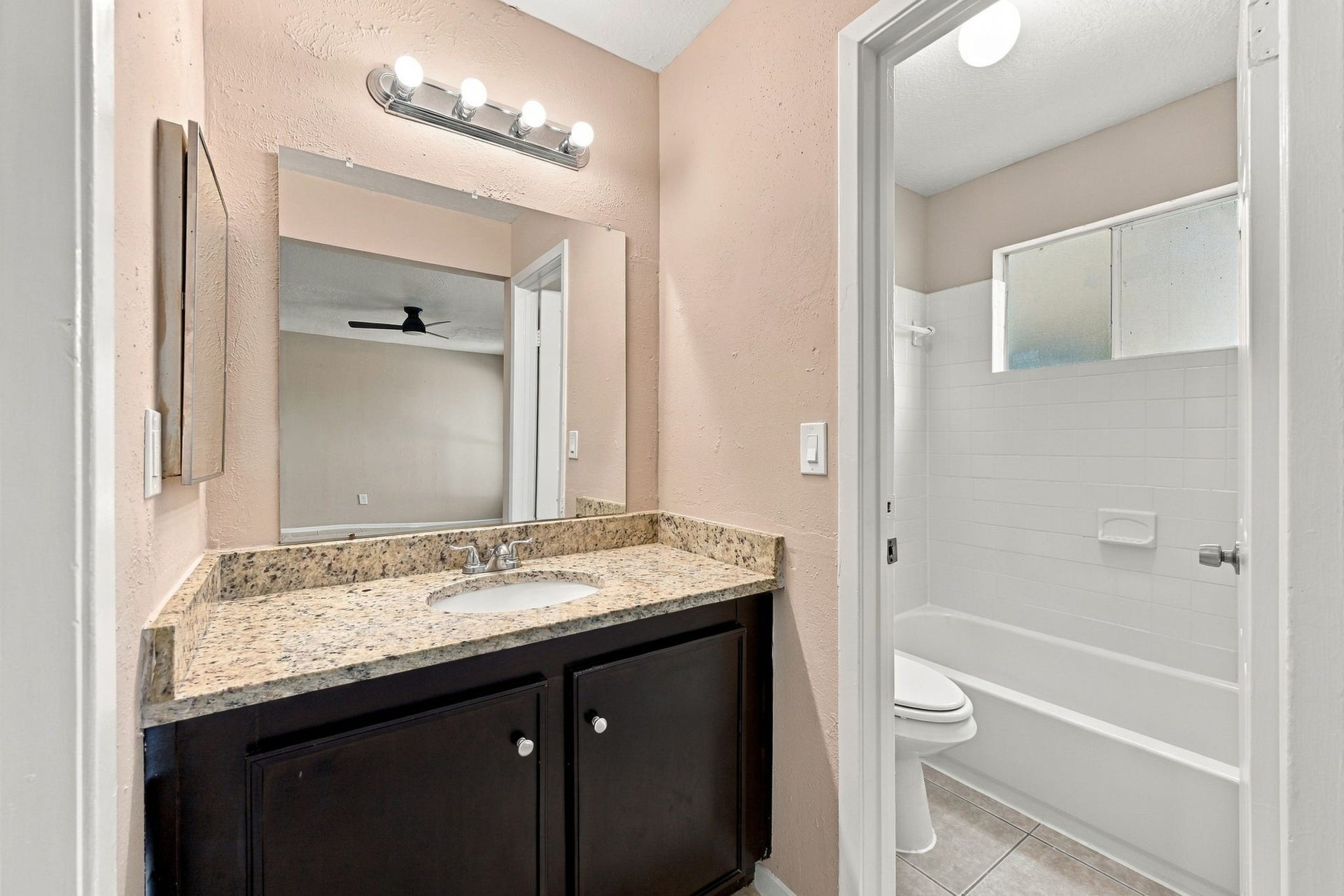 7726 Chaseview Drive, Houston, TX 77489 Primary bath