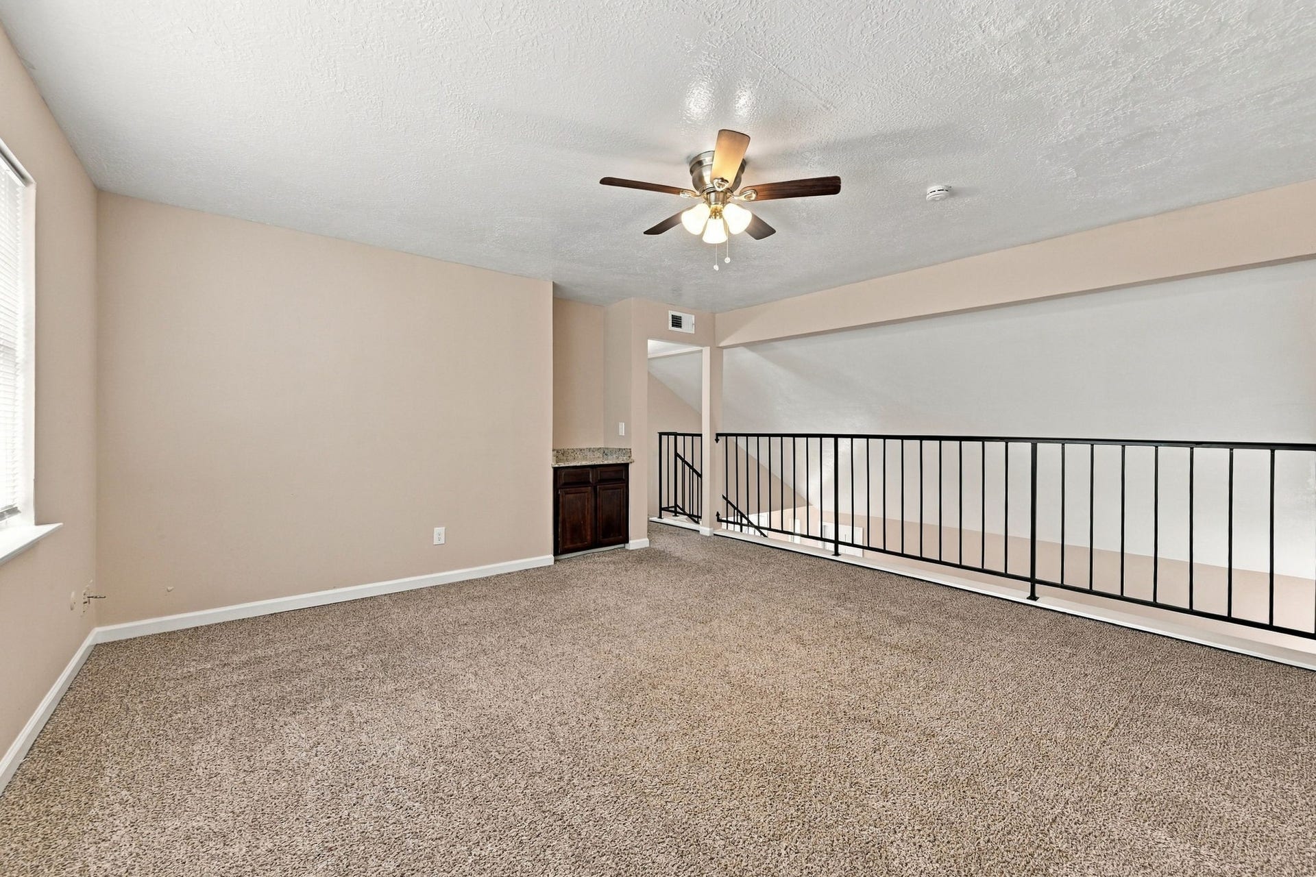7726 Chaseview Drive, Houston, TX 77489 Open loft area upstairs