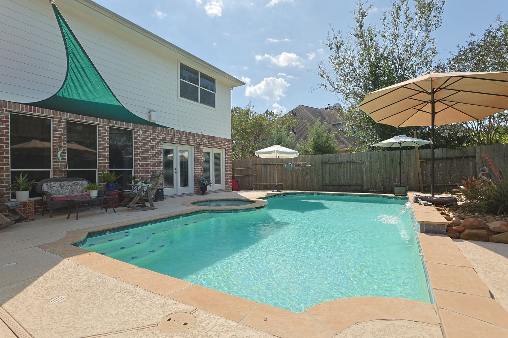 16319 Rolling View Trail, Cypress, TX 77433 Lots of seating places for family and friends.