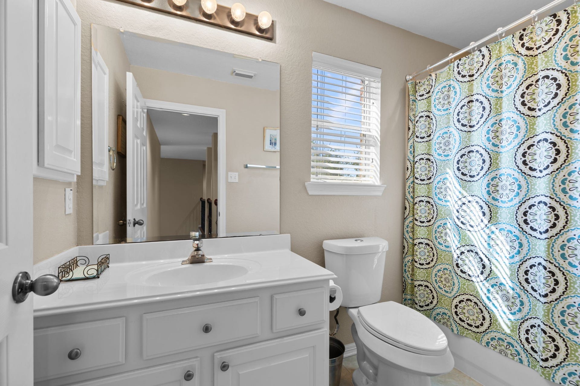 16319 Rolling View Trail, Cypress, TX 77433 This bathroom is primarily for the bedroom on one end of the hall. Great guest bedroom bath spot.