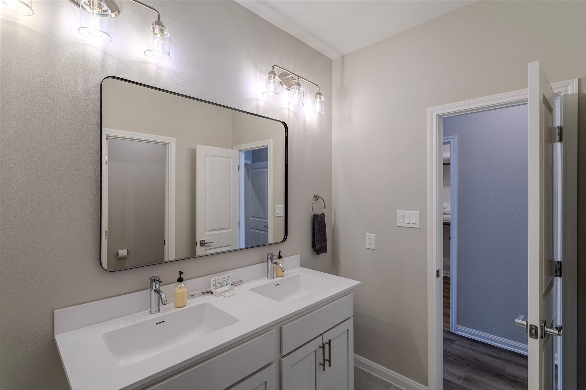 8124 Esther Acres Lane, Houston, TX 77088 Primary Bath