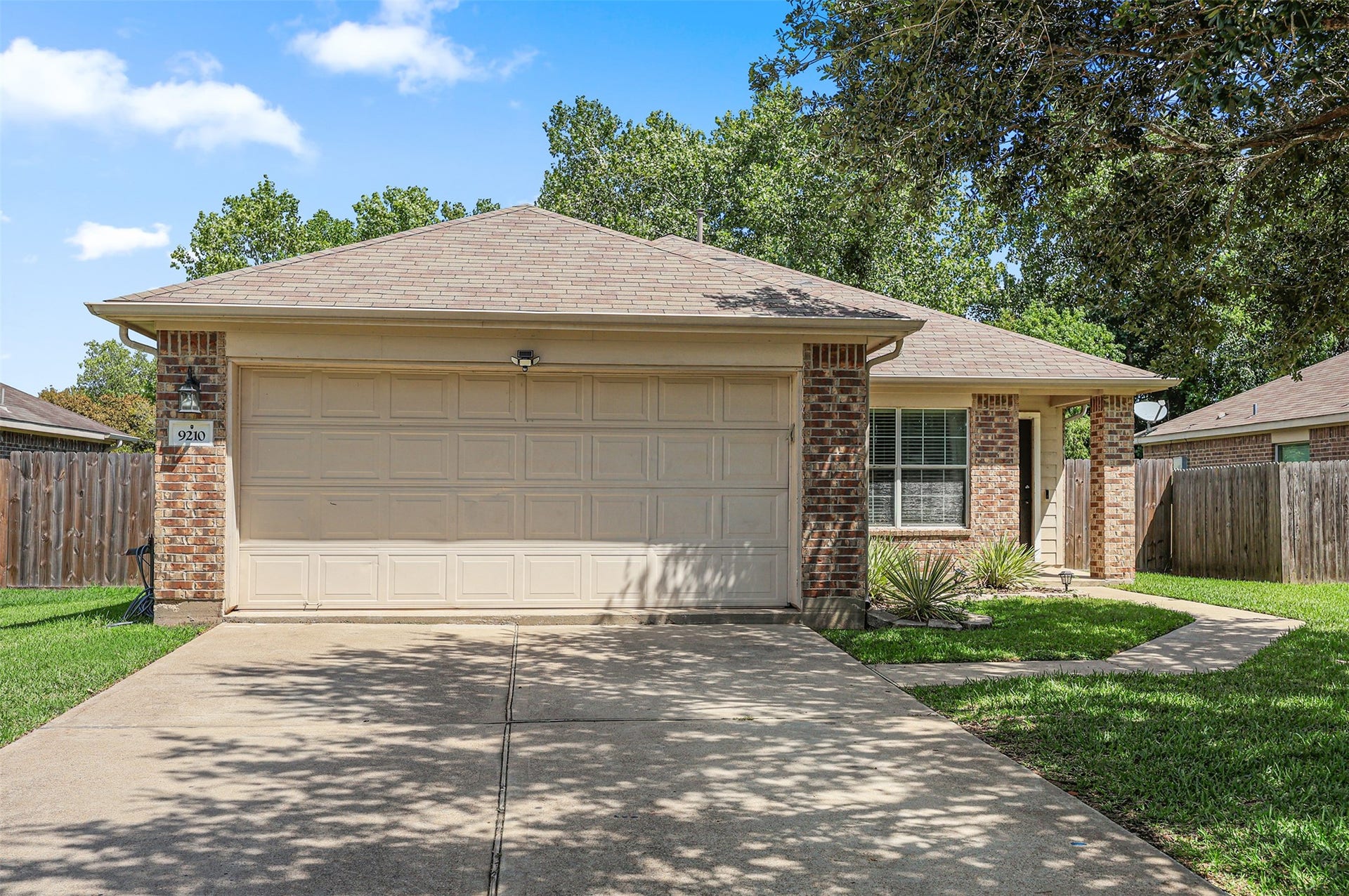 9210 Creekside Drive, Hitchcock, TX 77563 9210 Creekside Drive, Hitchcock, TX 77563