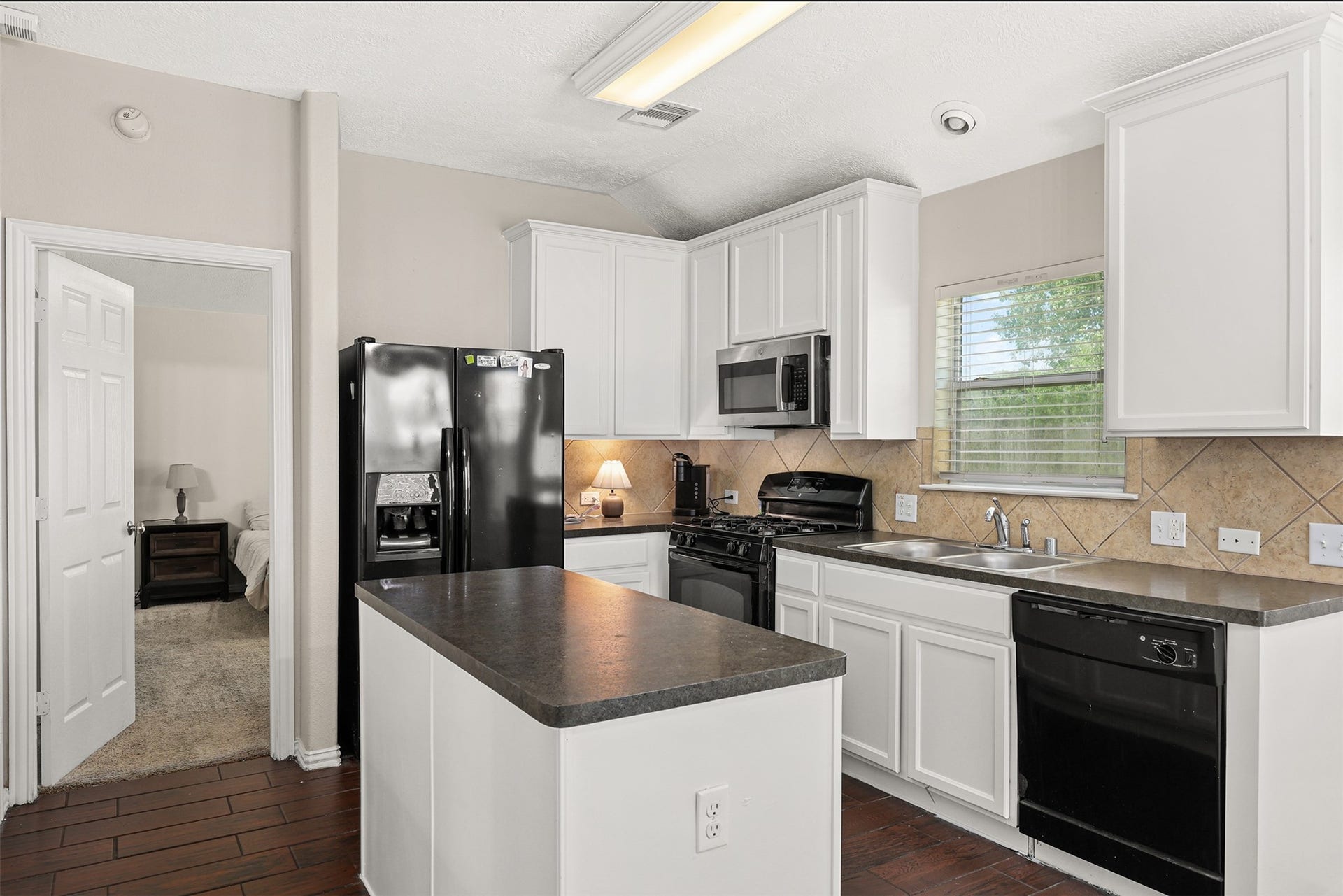 9210 Creekside Drive, Hitchcock, TX 77563 9210 Creekside Drive, Hitchcock, TX 77563