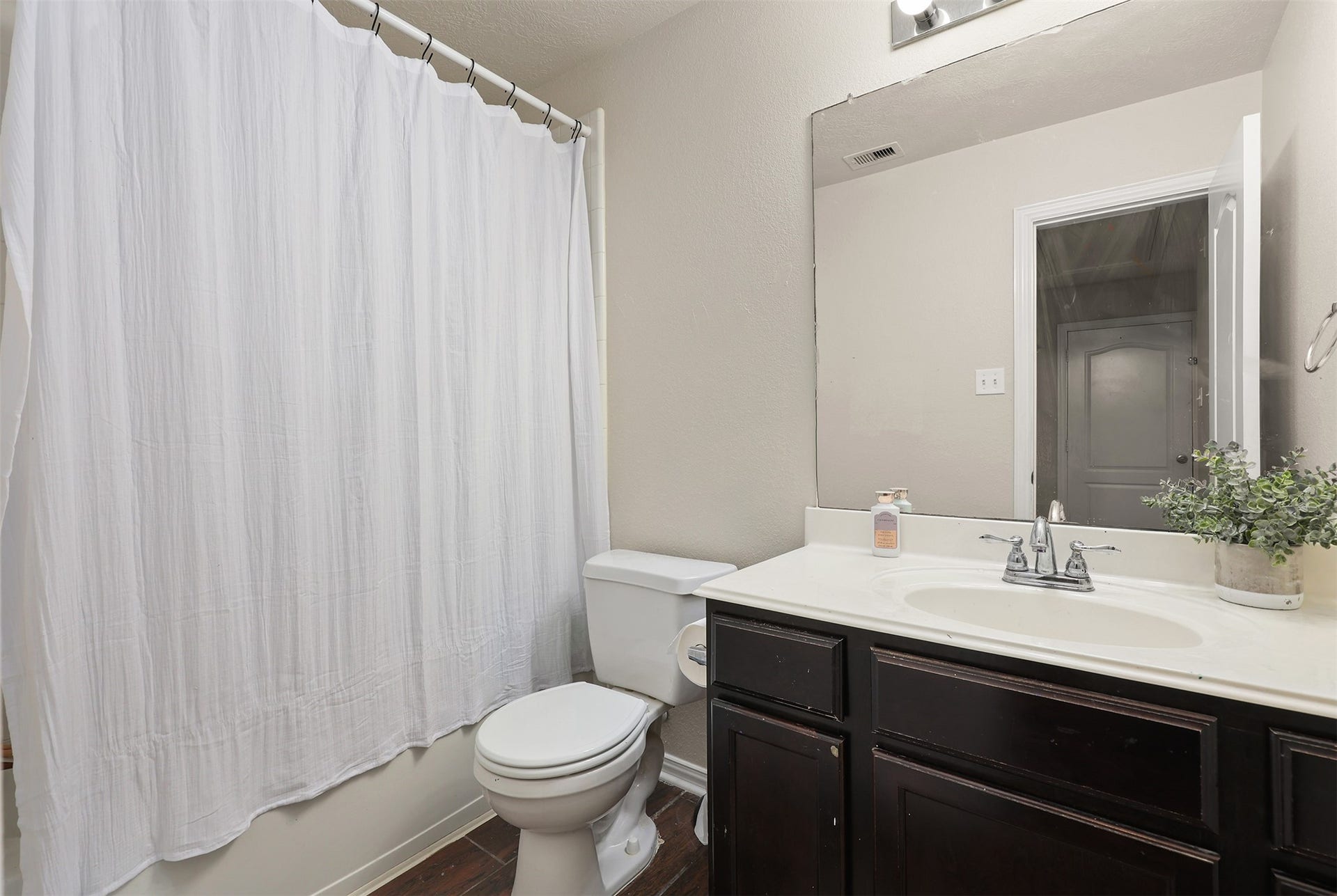 9210 Creekside Drive, Hitchcock, TX 77563 9210 Creekside Drive, Hitchcock, TX 77563