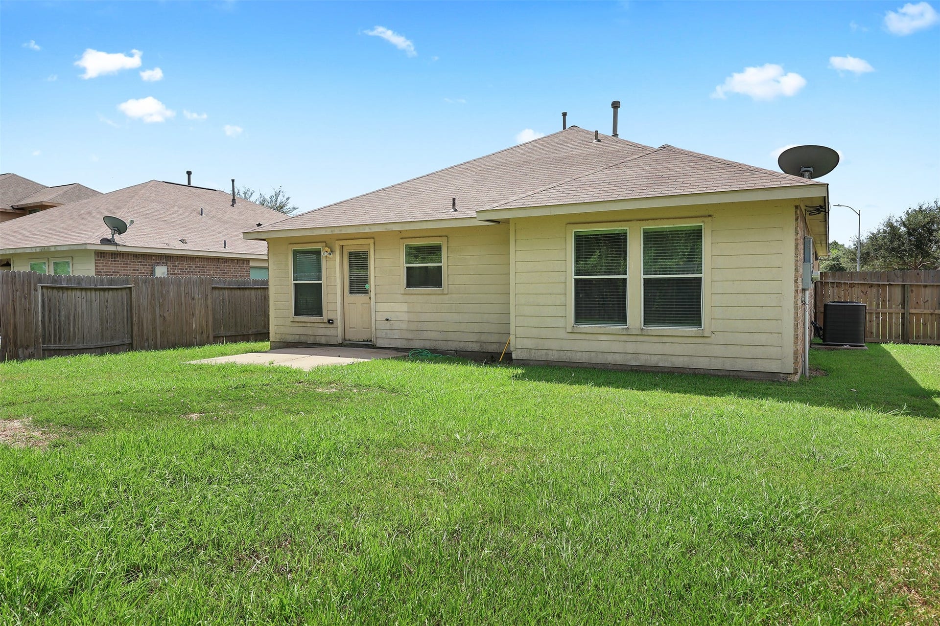 9210 Creekside Drive, Hitchcock, TX 77563 9210 Creekside Drive, Hitchcock, TX 77563