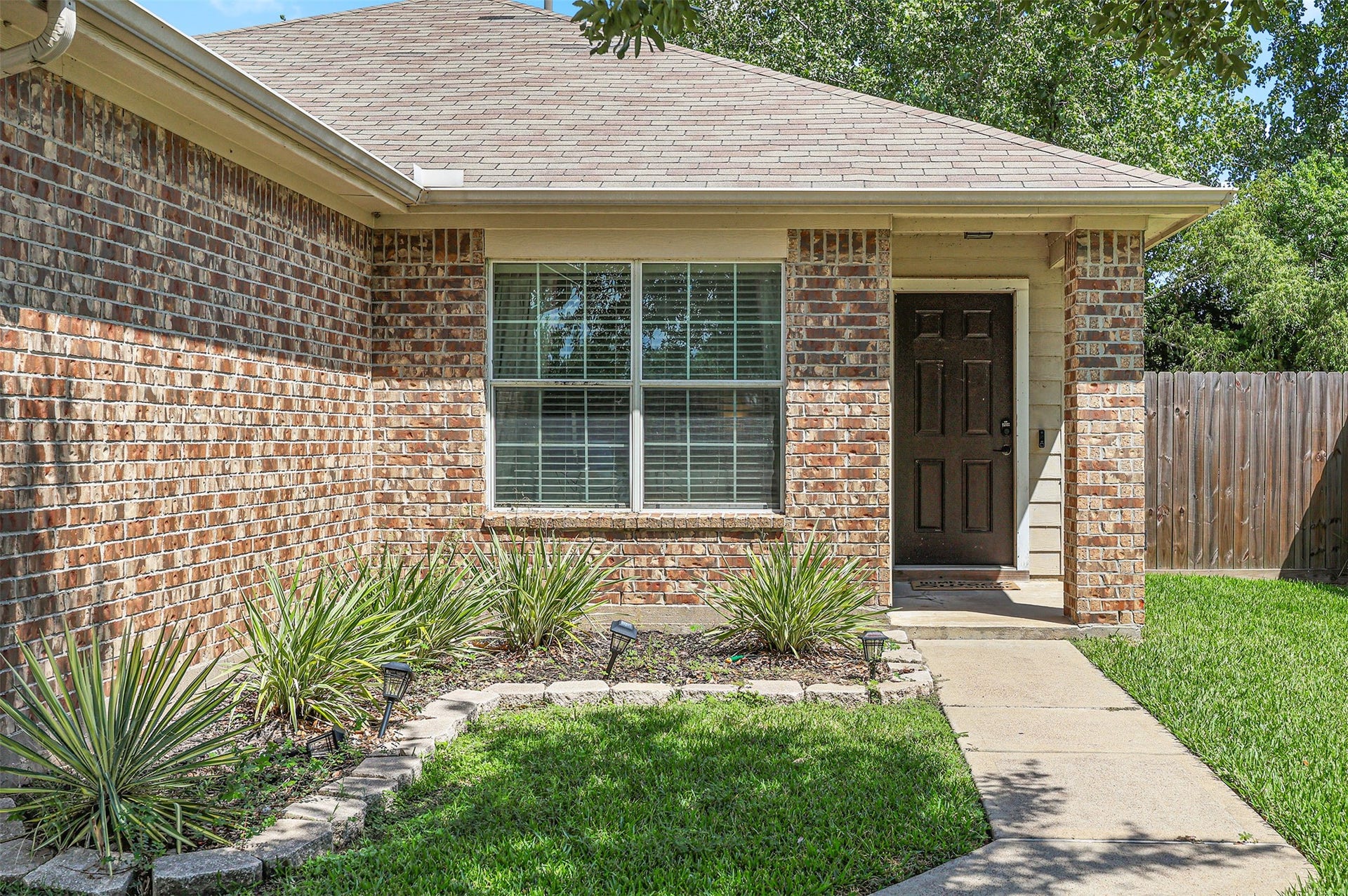 9210 Creekside Drive, Hitchcock, TX 77563 9210 Creekside Drive, Hitchcock, TX 77563