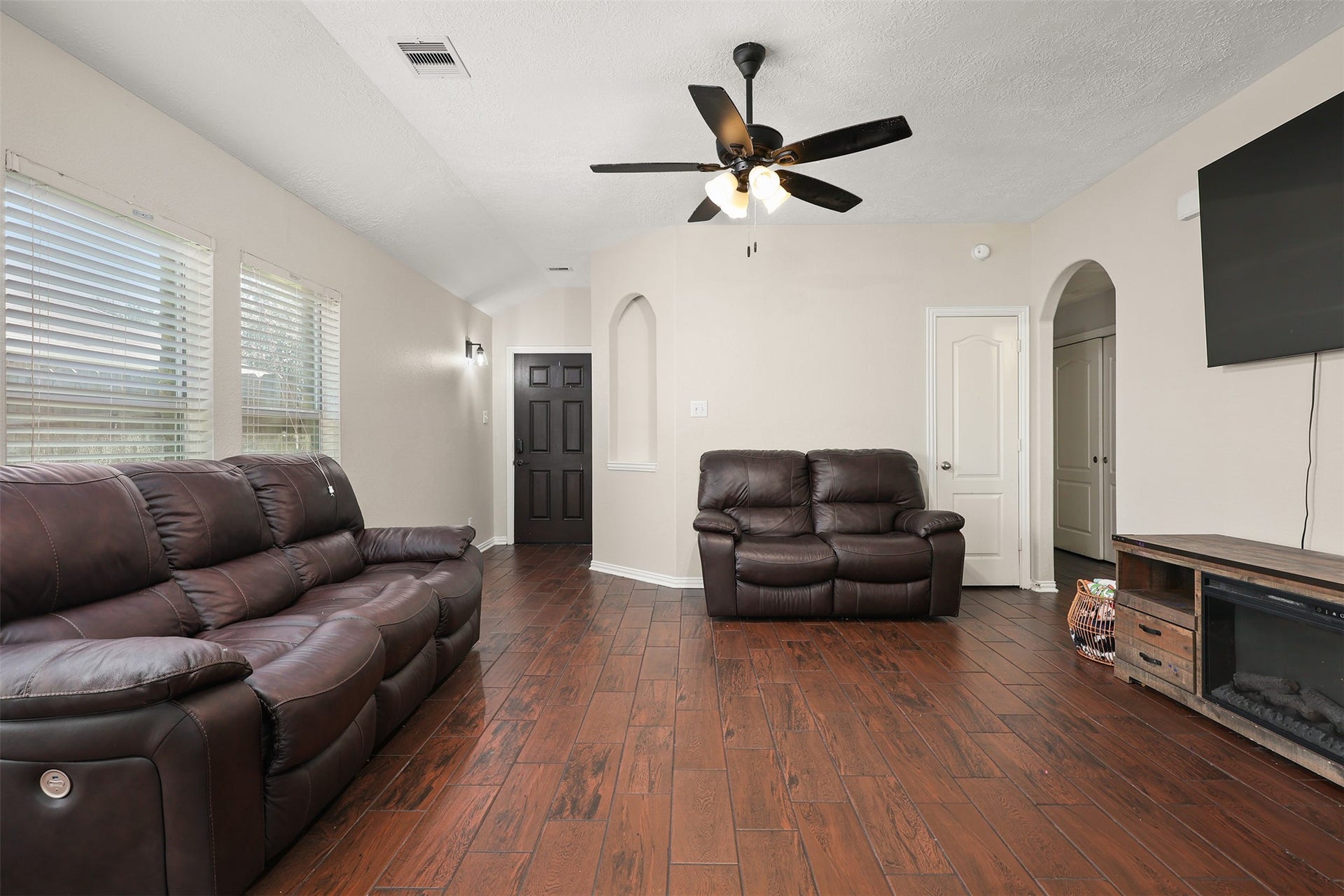 9210 Creekside Drive, Hitchcock, TX 77563 9210 Creekside Drive, Hitchcock, TX 77563