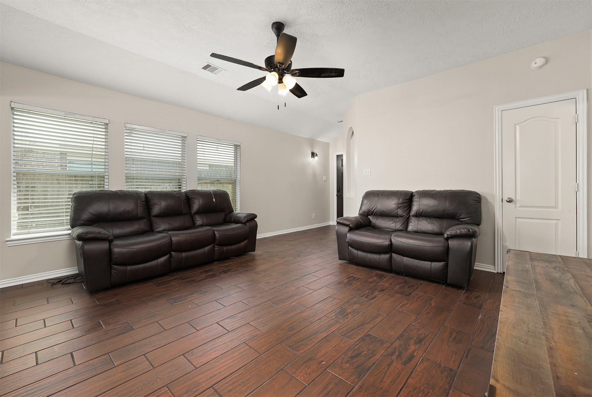 9210 Creekside Drive, Hitchcock, TX 77563 9210 Creekside Drive, Hitchcock, TX 77563