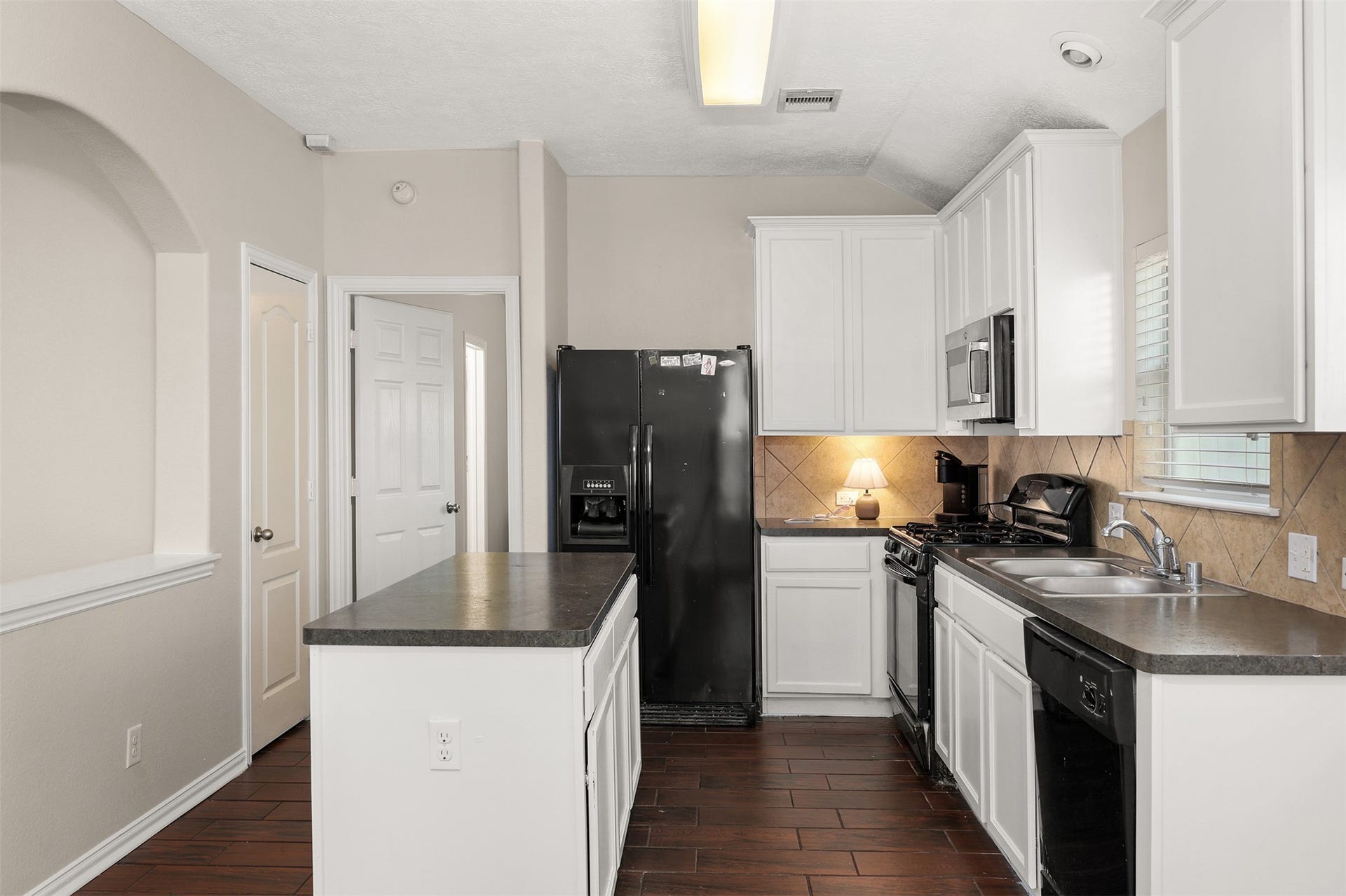9210 Creekside Drive, Hitchcock, TX 77563 9210 Creekside Drive, Hitchcock, TX 77563