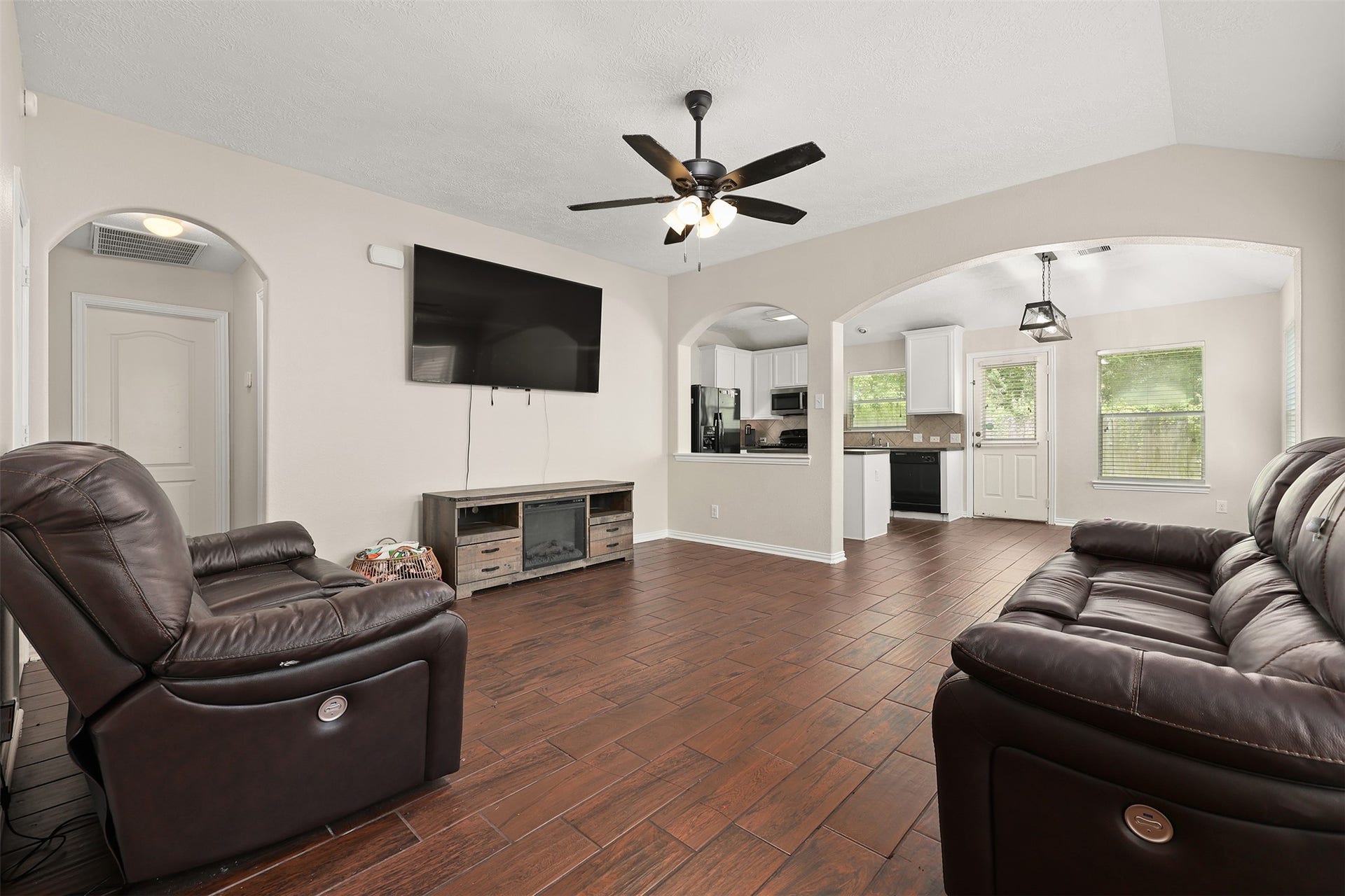 9210 Creekside Drive, Hitchcock, TX 77563 9210 Creekside Drive, Hitchcock, TX 77563