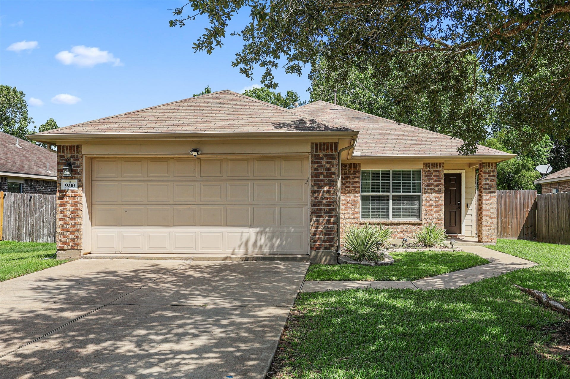 9210 Creekside Drive, Hitchcock, TX 77563 9210 Creekside Drive, Hitchcock, TX 77563