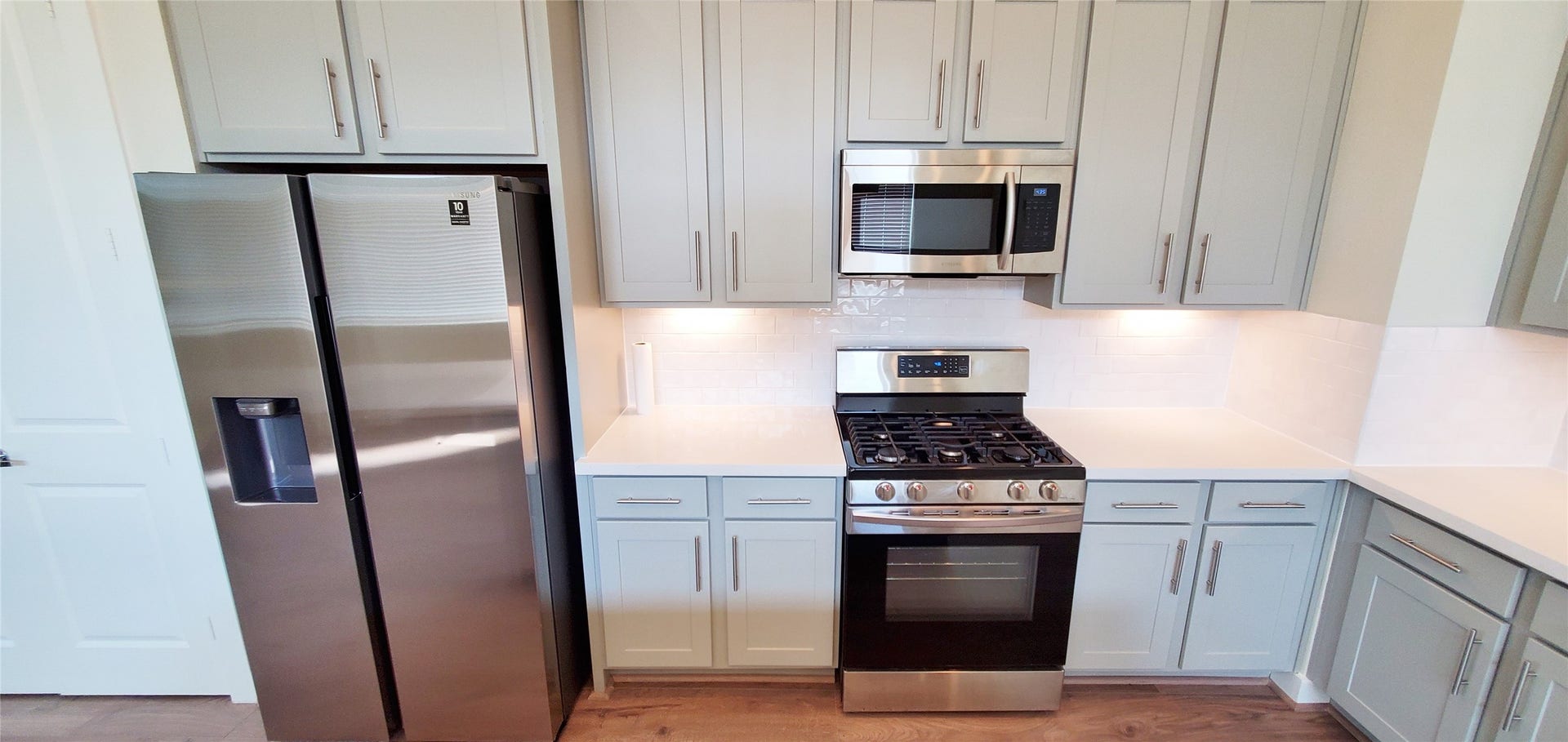 2980 Alice Street, Houston, TX 77054 Large kitchen with island overlooking family room and dining area. Refrigerator included