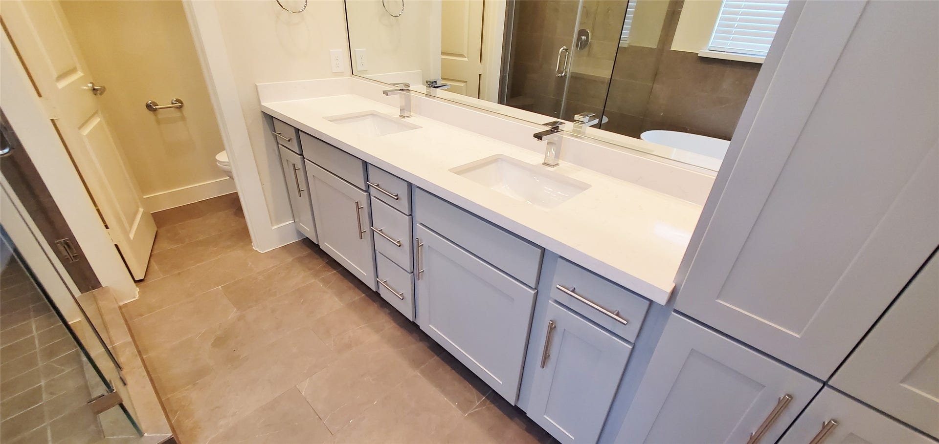 2980 Alice Street, Houston, TX 77054 Primary bathroom with two sinks and ample storage